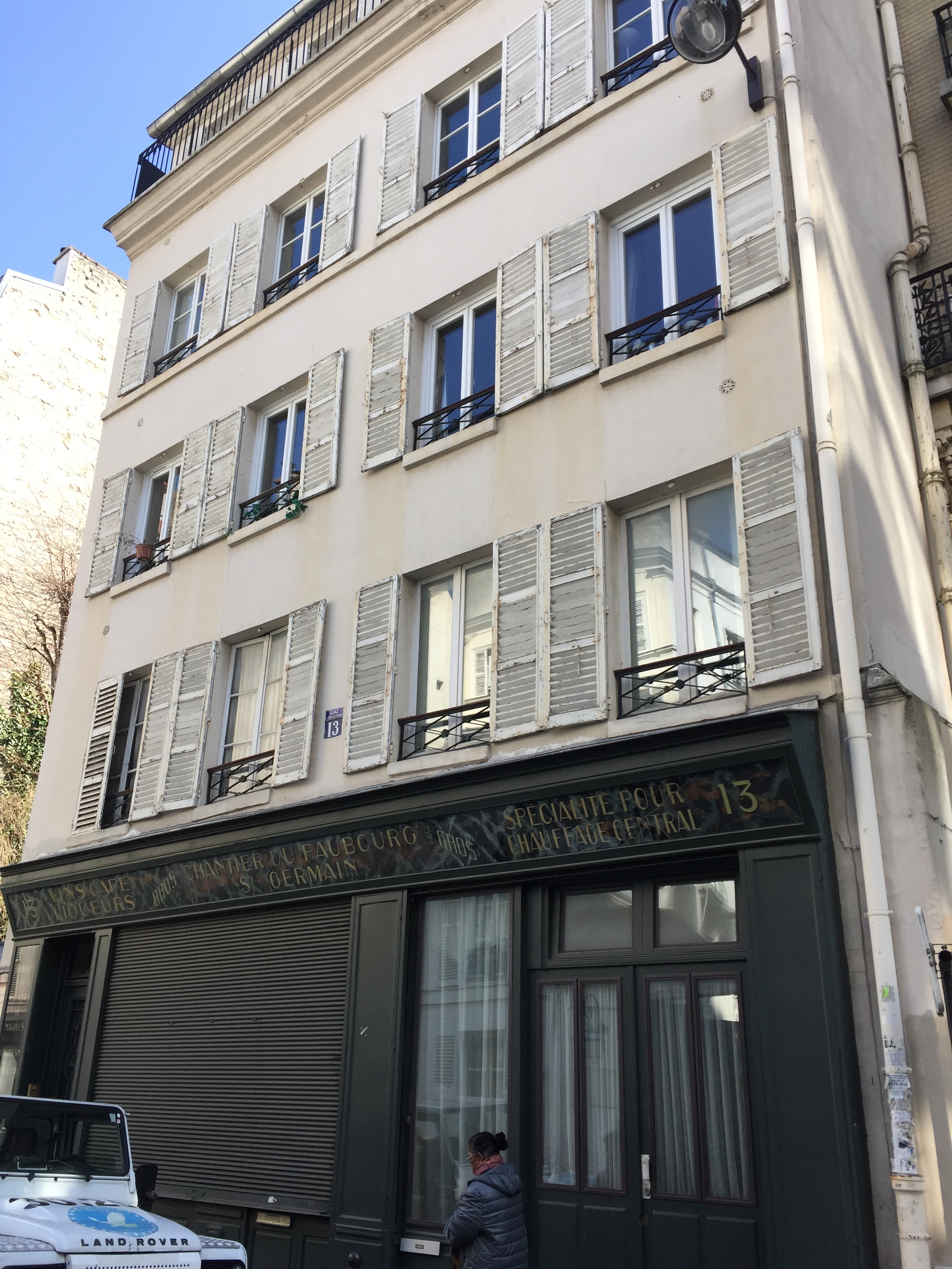 Appartement (1er ét) 71 m2 + 2 Boutiques (RDC) 95 m2 pondéré (surface réelle 140m2) + Sous-sol 60 m2 - A rénover intégralement - Paris 7ème