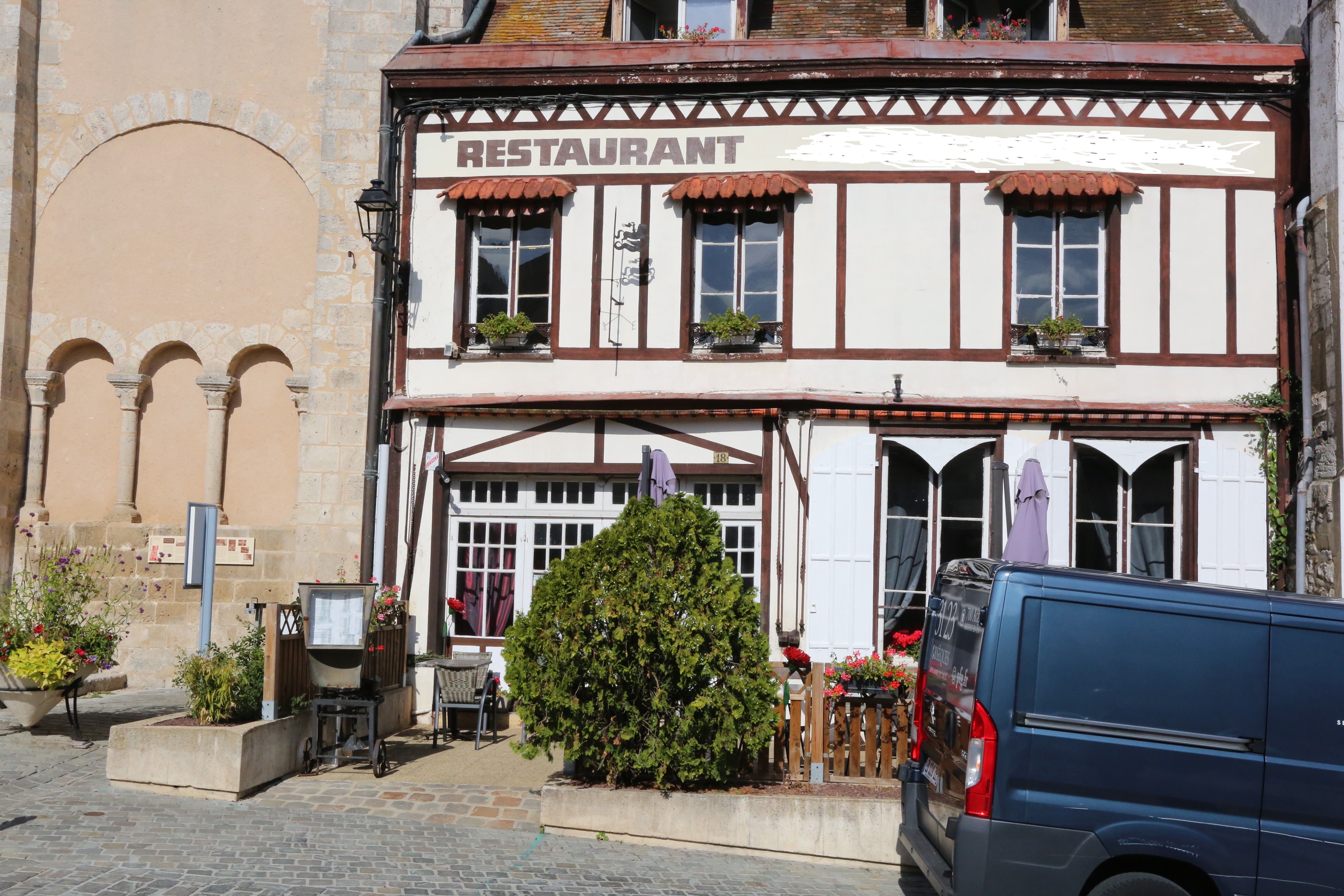 ENTRE RAMBOUILLET ET CHARTRES : RESTAURANT MUR ET FONDS LICENCE IV