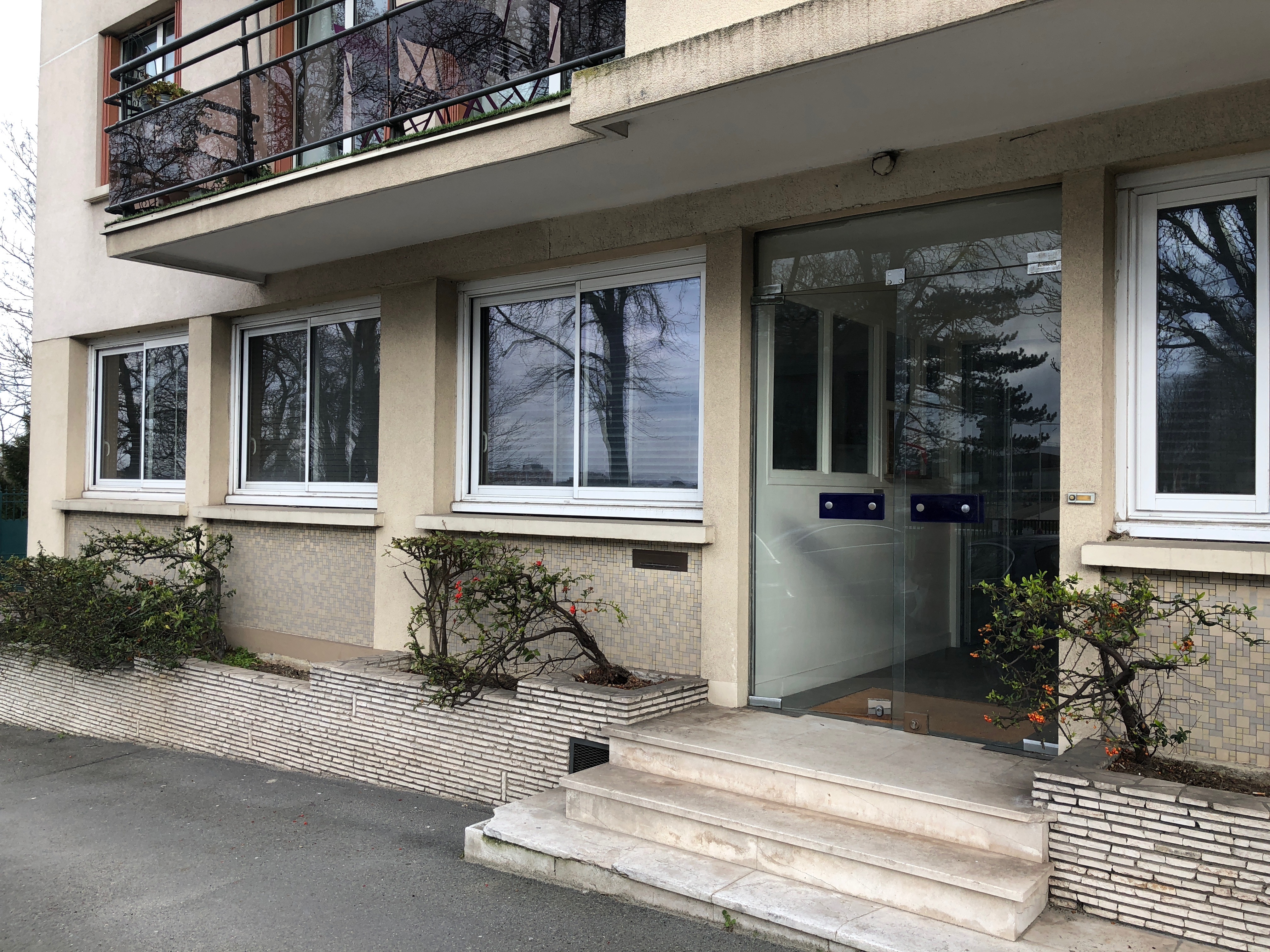 LOCAL PROFESSIONNEL PARFAITEMENT AGENCÉ ET IDEALEMENT SITUE EN FACE DE L'HIPPODROME DE SAINT CLOUD