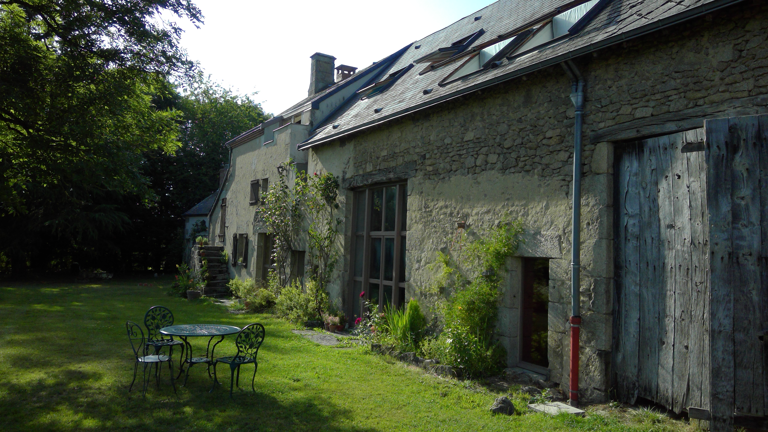 Propriété du XVIII siècle avec dépendances au coeur de la campagne creusoise, rénovée avec raffinement par un architecte
