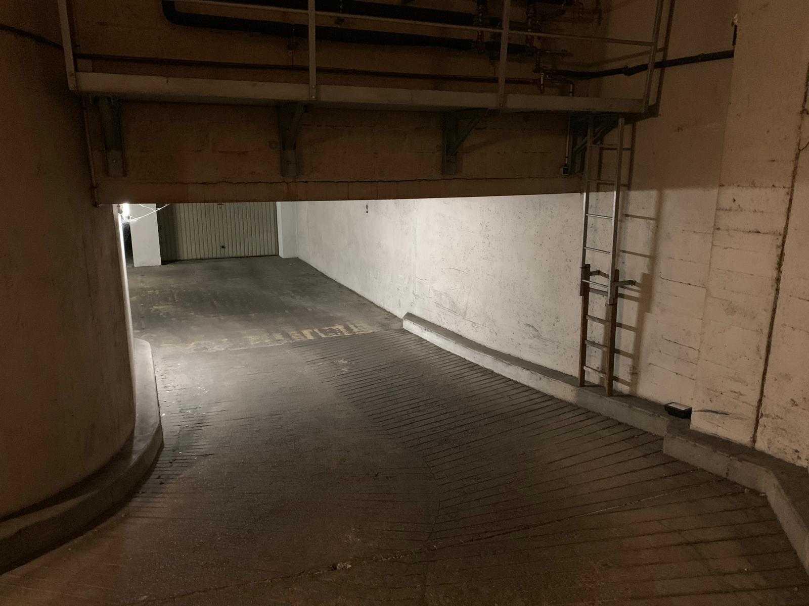 PLATEAU ENTIER DE 1200 M2 DE PARKINGS - SECURISE et ENTIEREMENT PRIVATISABLE - PARIS 15 - METRO VAUGIRARD