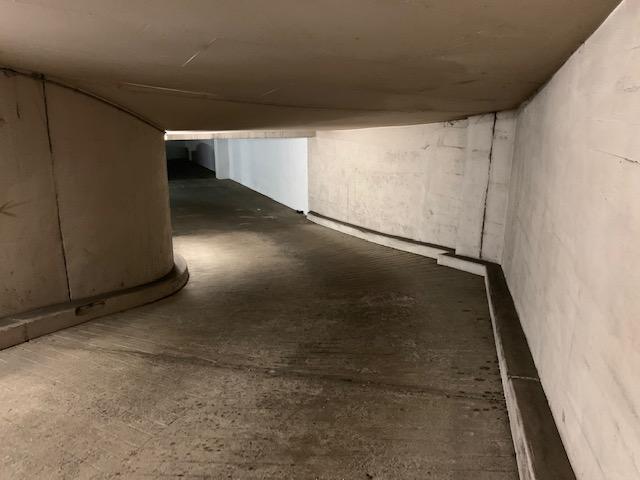 plateau 1200 m2 de parkings sécurisé -PARIS 15 - métro convention