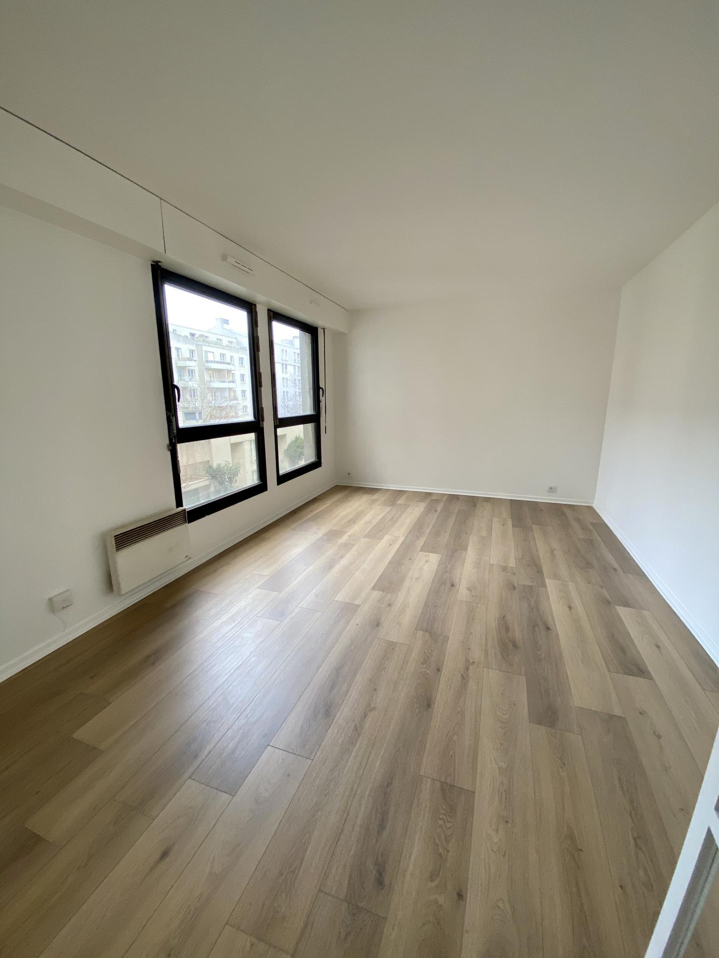 GRAND STUDIO (AVEC PARKING ET CAVE) DE 30M2 REFAIT À NEUF, ANGLE BLD DE BELLEVILLE ET RUE DES COURONNES PARIS 20EME 340.000€