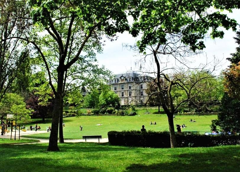 A vendre appartement 5P de 125 m2 à PARIS 16e avec terrasse plein ciel