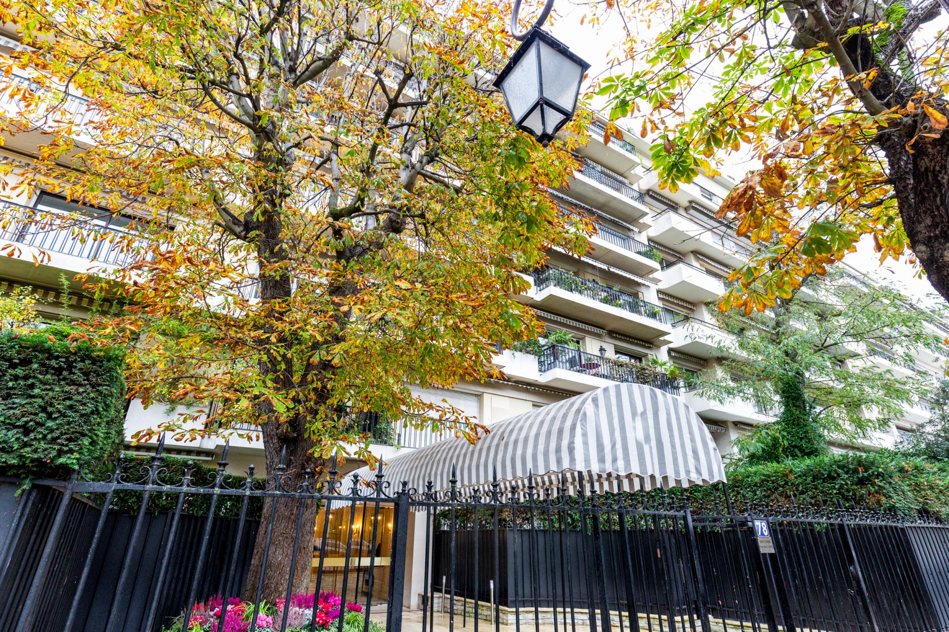 EXCEPTIONNEL NEUILLY-SUR-SEINE LUXUEUX APPARTEMENT FACE AU BOIS DE BOULOGNE  - 4 PIECES – 2 CHAMBRES – 4ÈME ETAGE