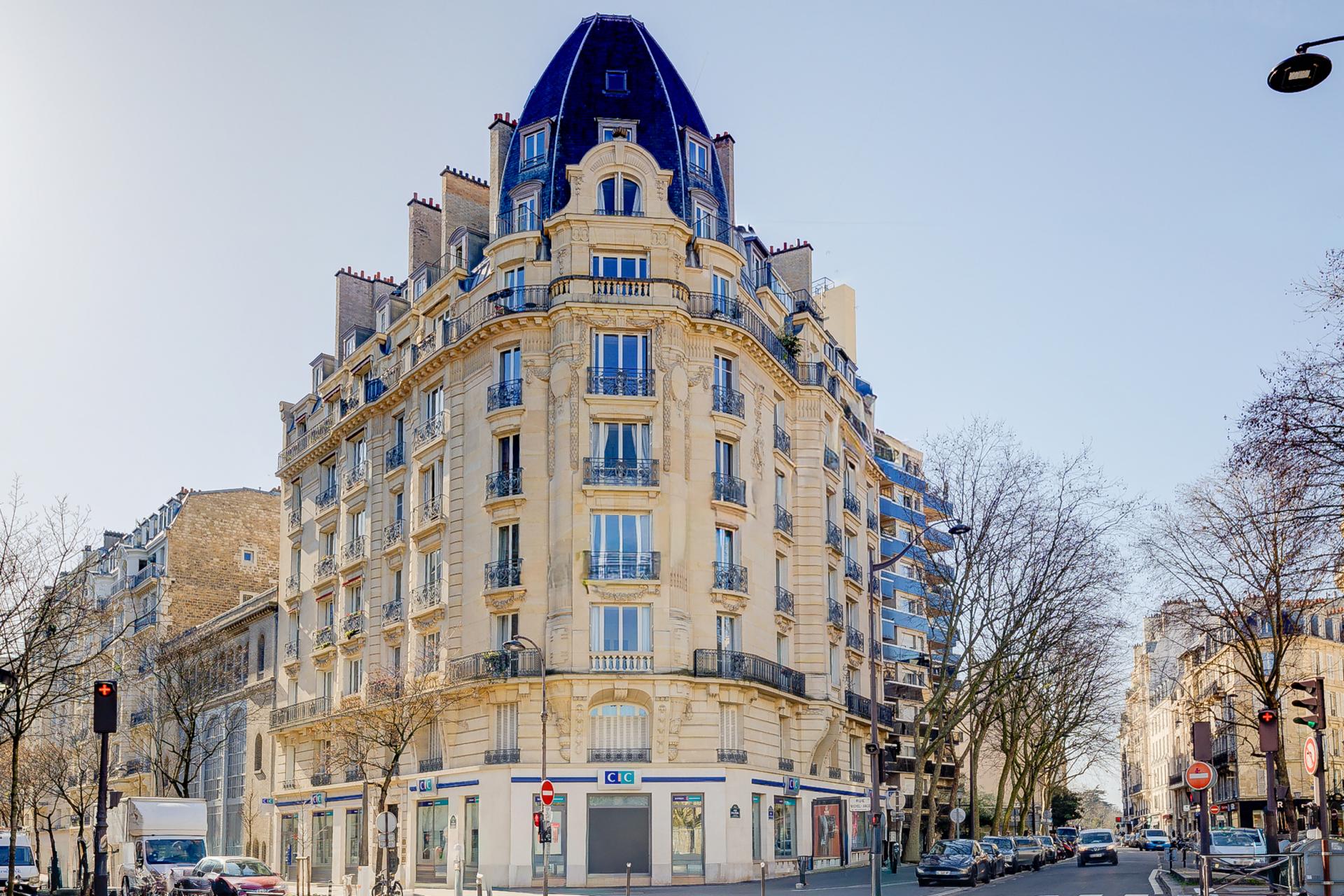 PARIS 16ÈME – RUE MICHEL ANGE - APPARTEMENT TROIS PIECES – 119 M2 – 1ER ETAGE