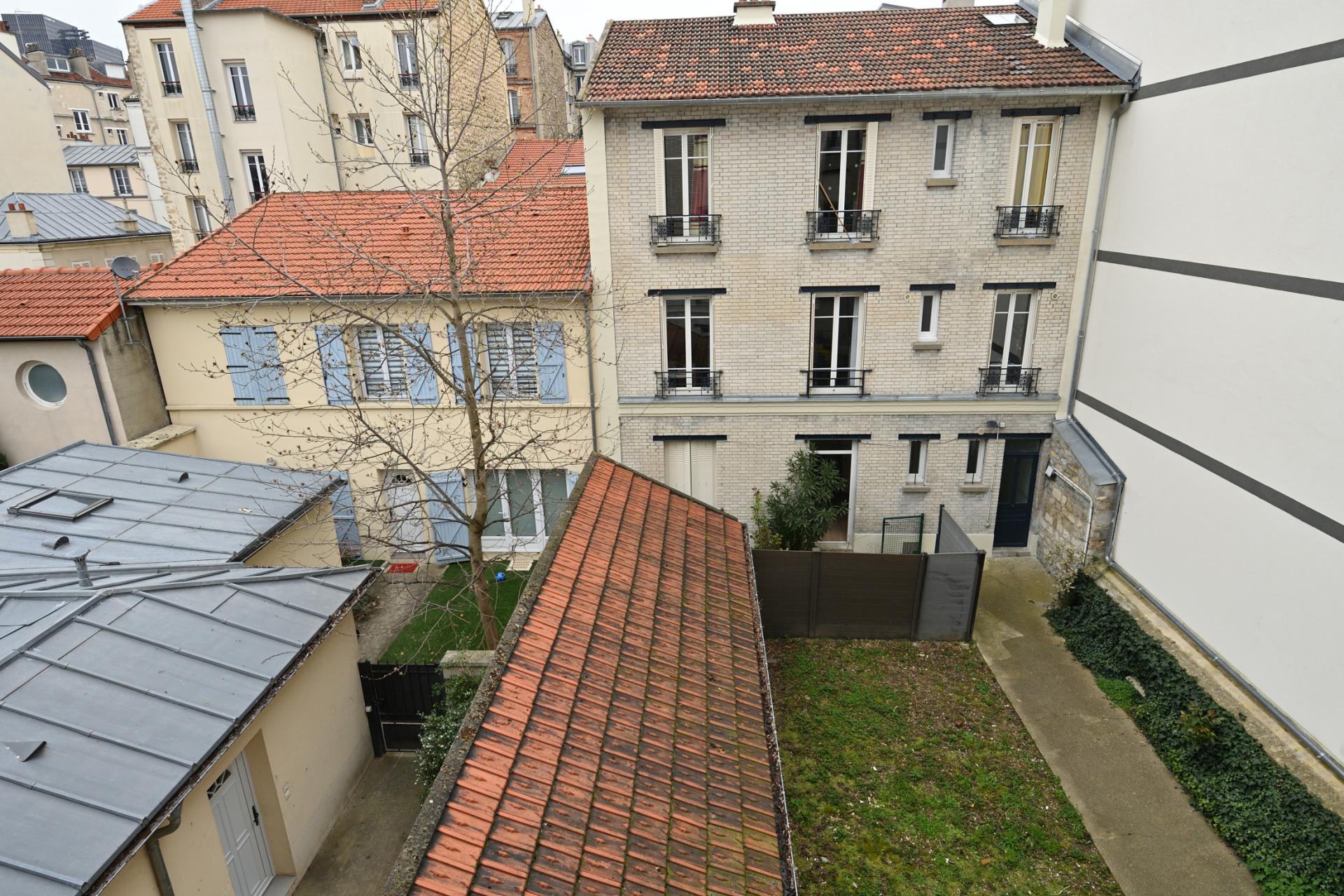 VIEUX PUTEAUX : RUE SAULNIER / RUE JEAN JAURES - CHARMANT APPARTEMENT DEUX PIECES - DERNIER ETAGE - SUR JARDIN