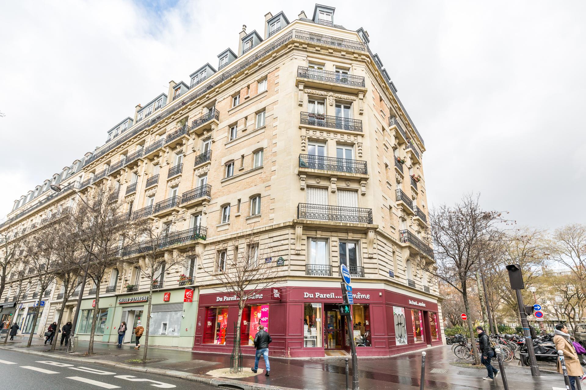 PARIS 18EME - MAIRIE DU 18EME / RUE ORDENER - APPARTEMENT DERNIER ETAGE DEUX CHAMBRES