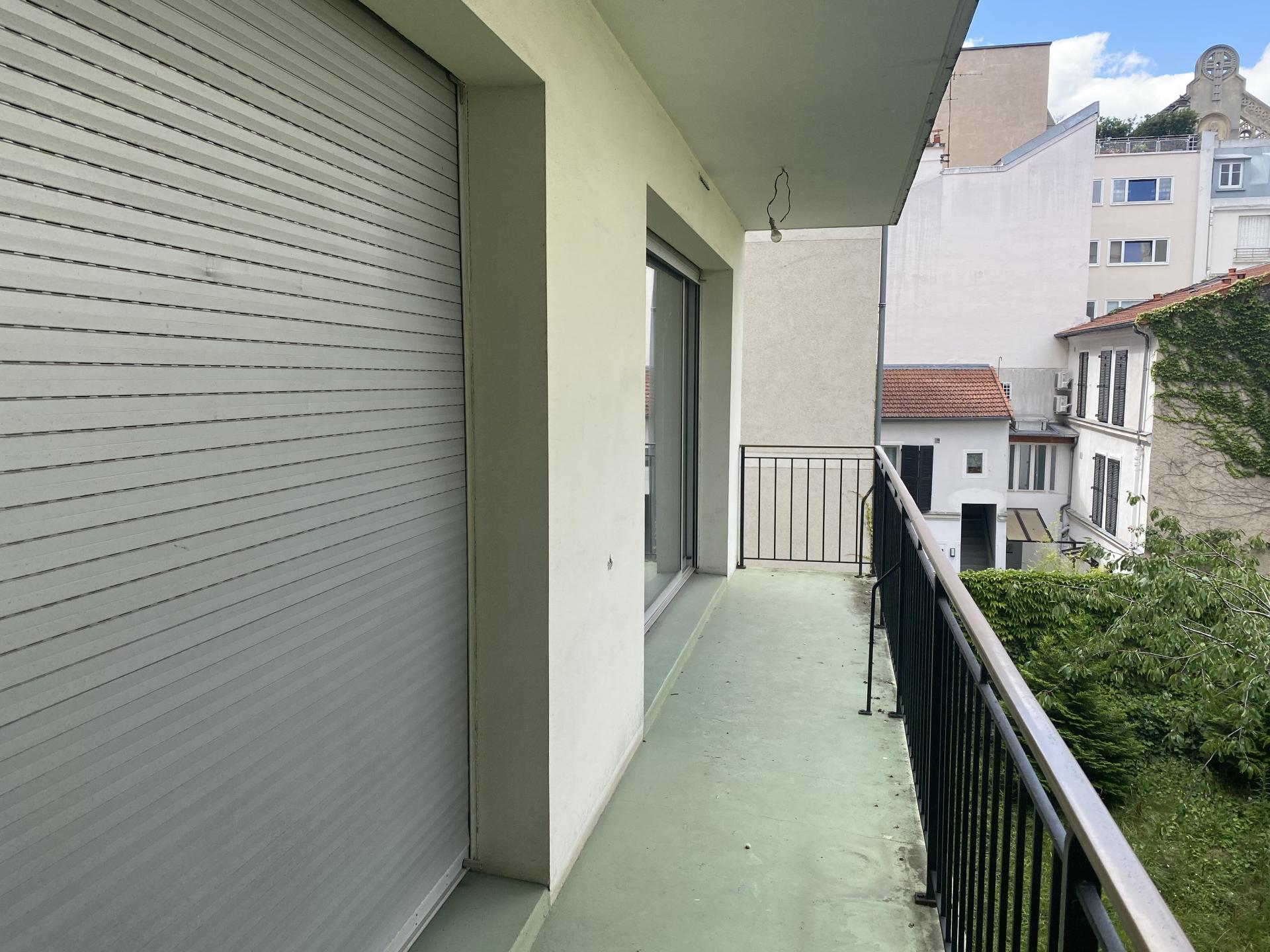 PARIS 15EME - RUE SEBASTIEN MERCIER - EXCEPTIONNEL APPARTEMENT DEUX PIECES SUR JARDIN - BALCON-TERRASSE