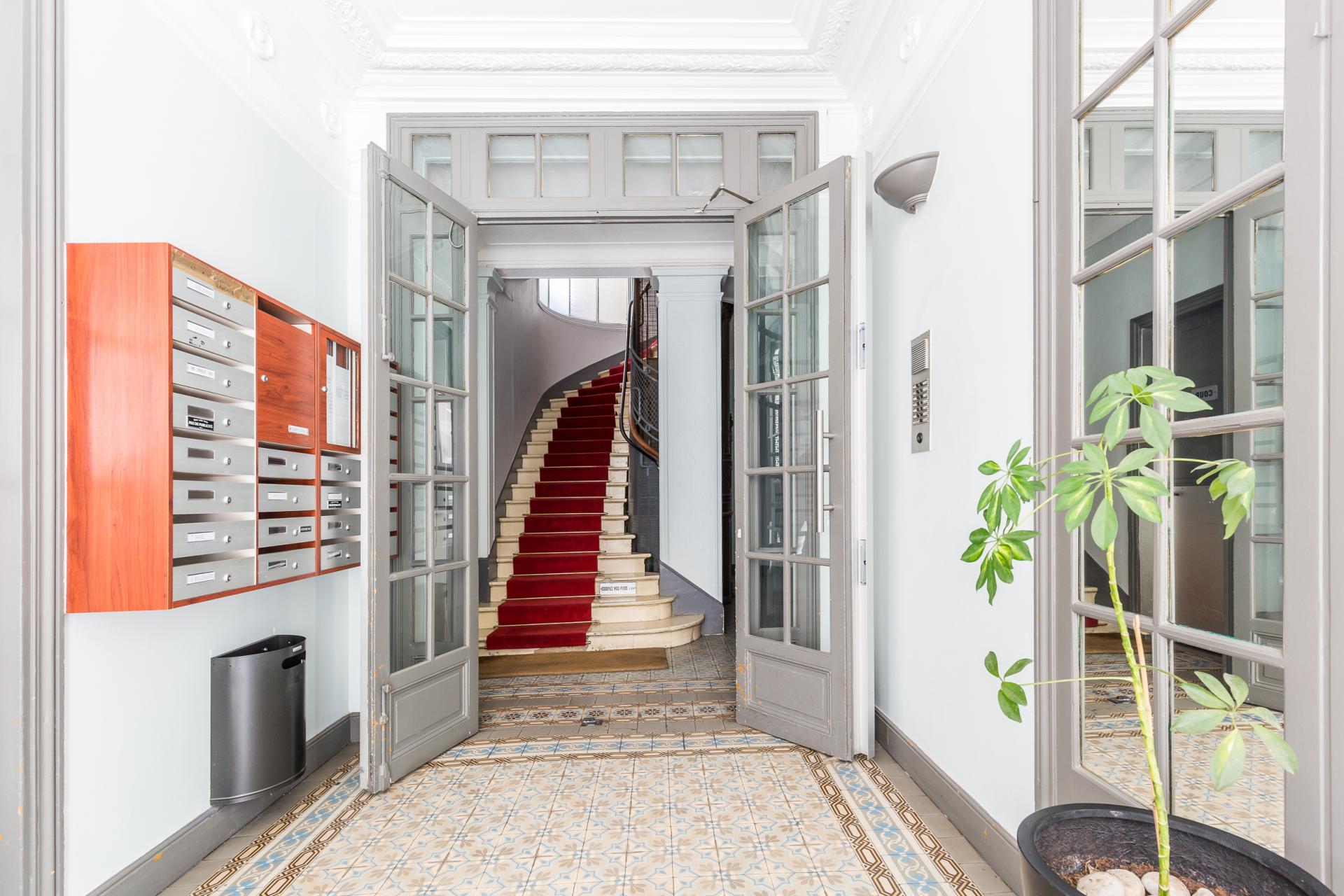 PARIS 18EME MAIRIE DU 18EME / RUE ORDENER EXCEPTIONNEL APPARTEMENT FAMILIAL AVEC TERRASSE