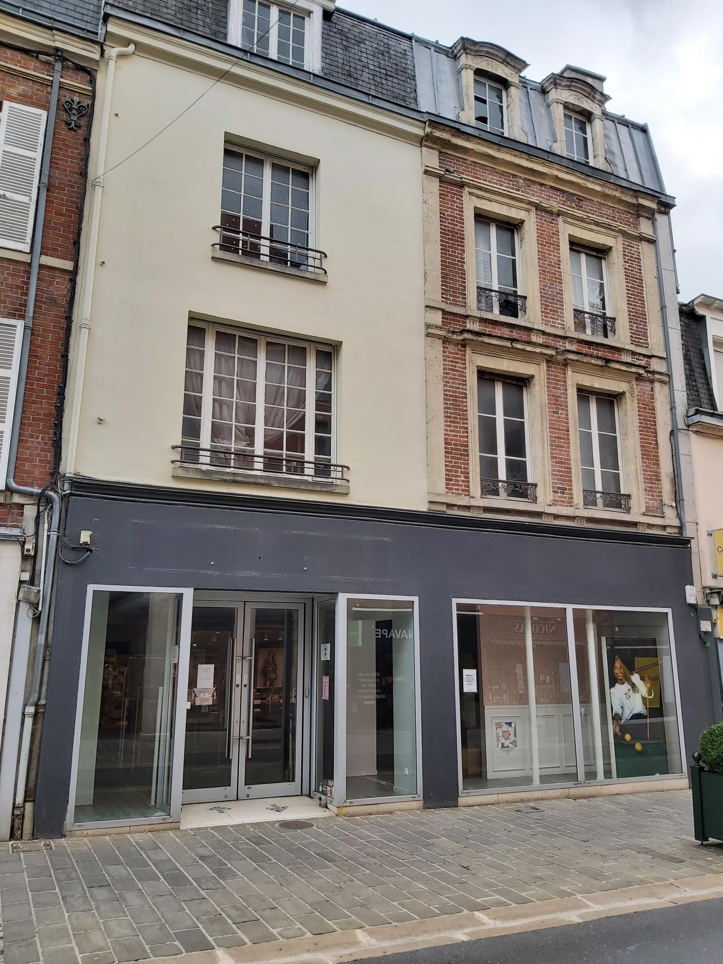 IMMEUBLE DE 600 M2 COMPRENANT DEUX LOCAUX COMMERCIAUX DONT UN INOCCUPÉ 