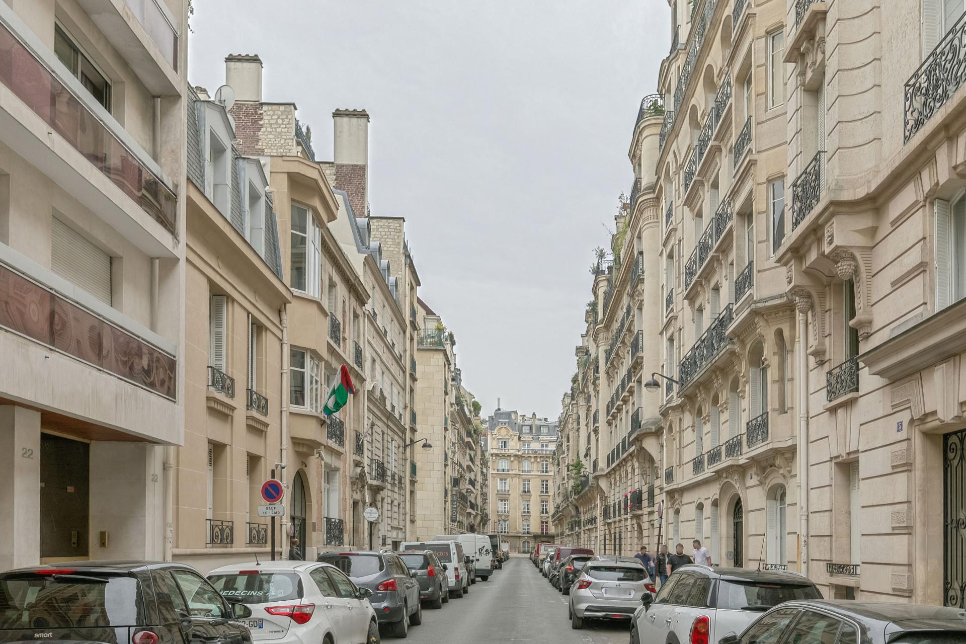 PARIS 16ème, rue Marbeau, appartement 99m², possibilité professions