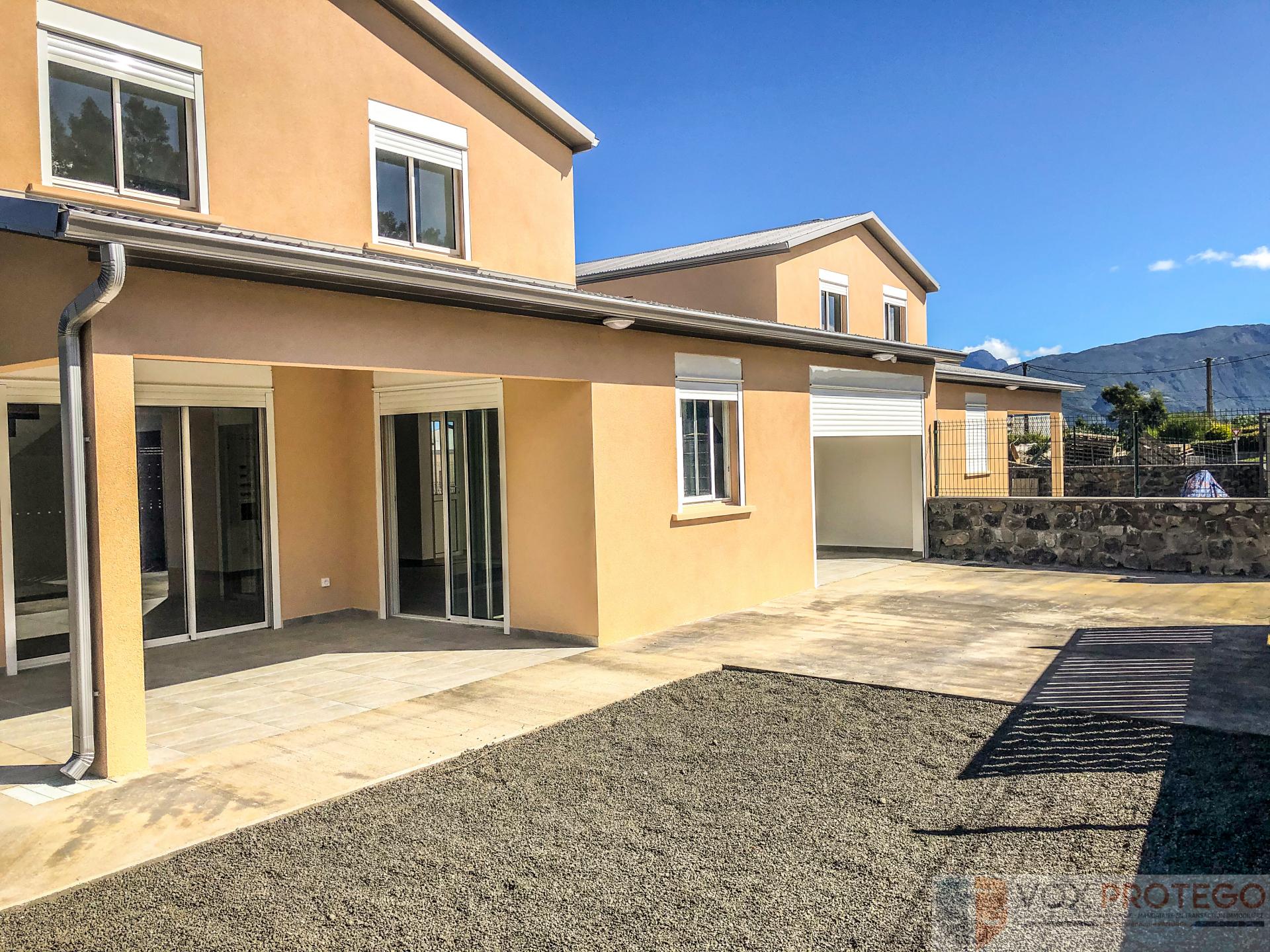 VILLA F4 AVEC GARAGE FERMÉ SECTEUR PLAINE DES CAFRES (RÉUNION)