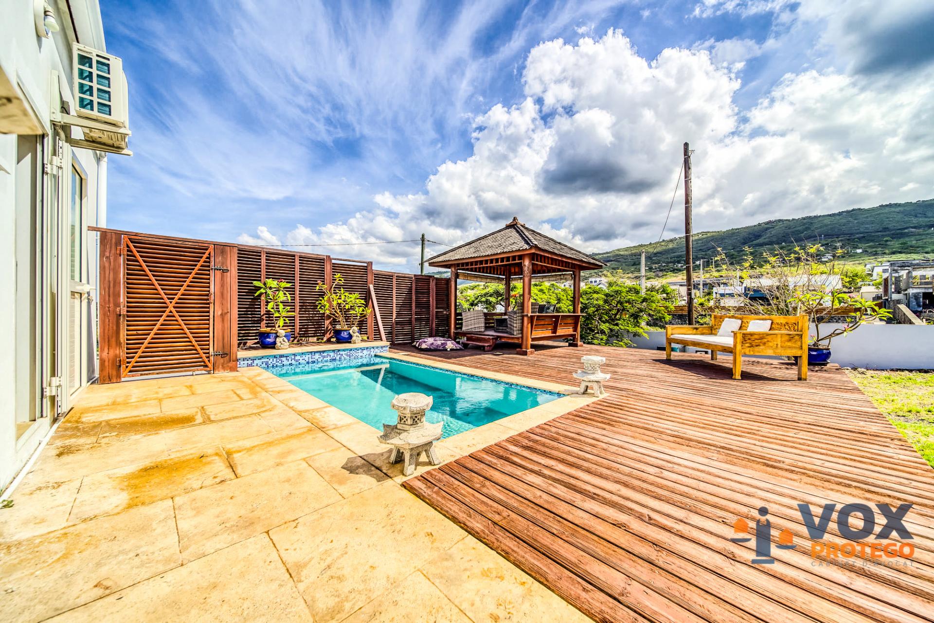 VILLA DE STANDING F4 AVEC PISCINE ET JACUZZI SUR TROIS BASSINS (RÉUNION)