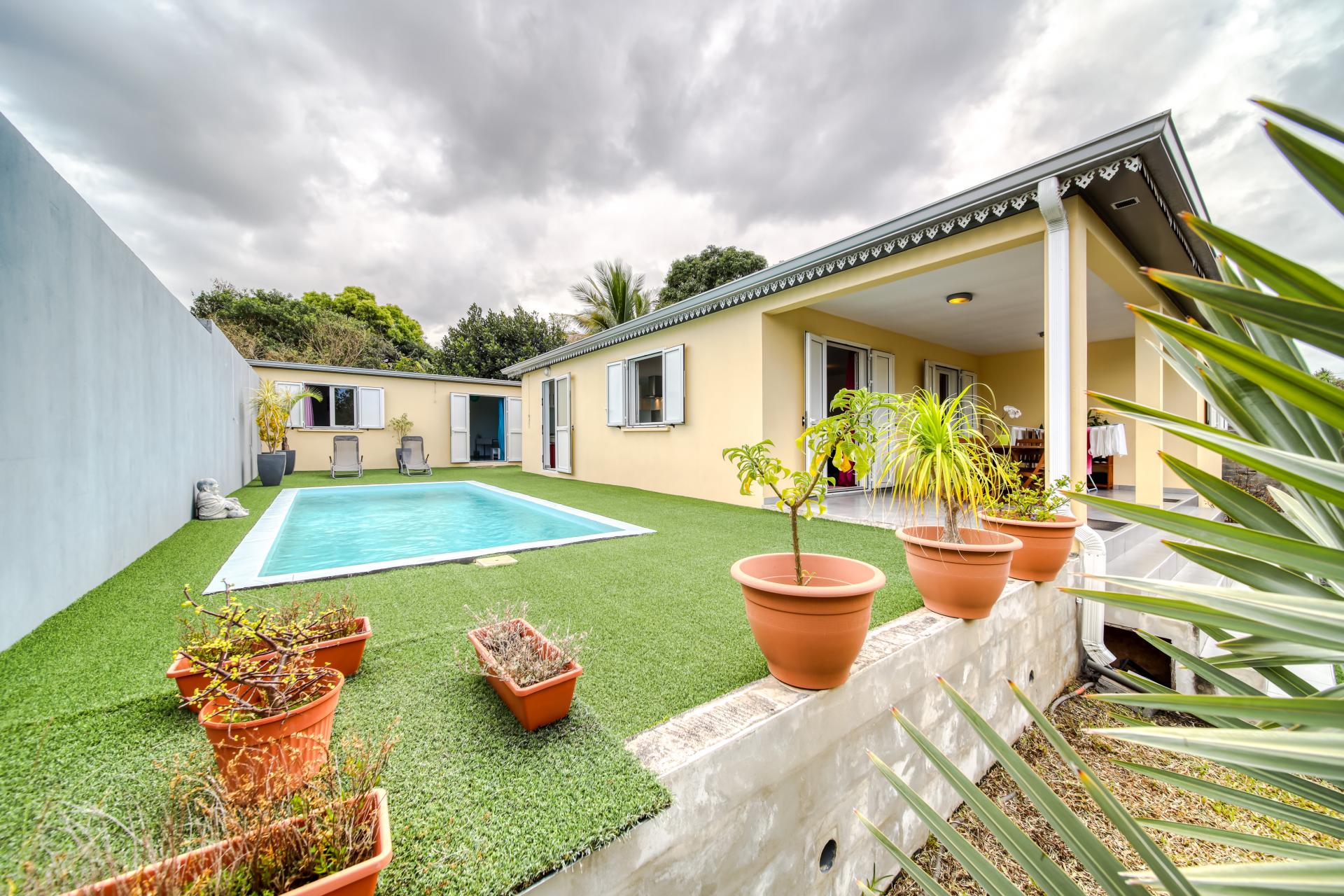 Villa F4 avec piscine et dépendance de type T2 aménagé (Ravine des Cabris) Réunion