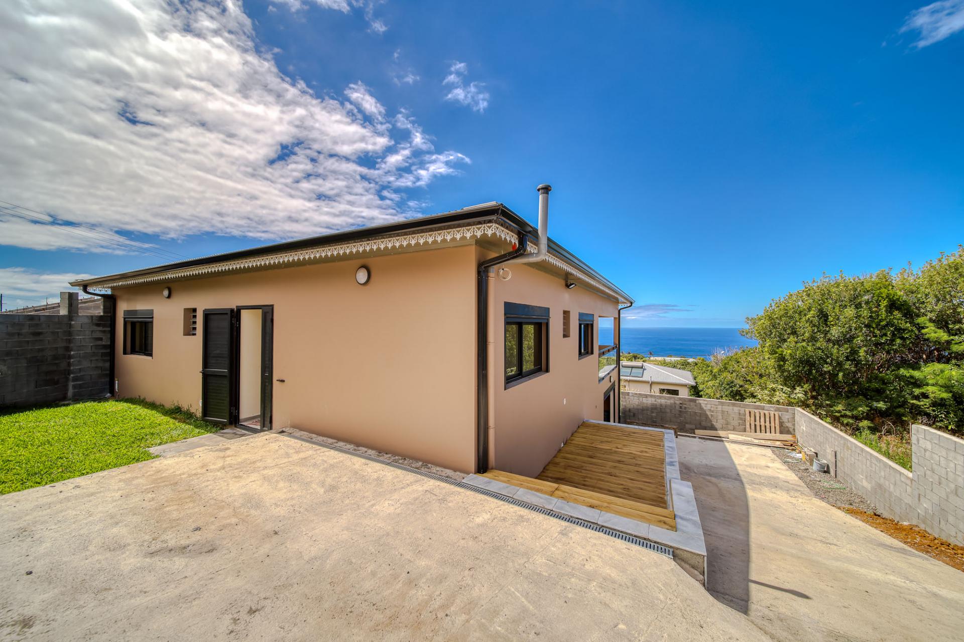 BELLE VILLA F4 AVEC GARAGE ET VUE MER - PETITE ILE (RÉUNION)