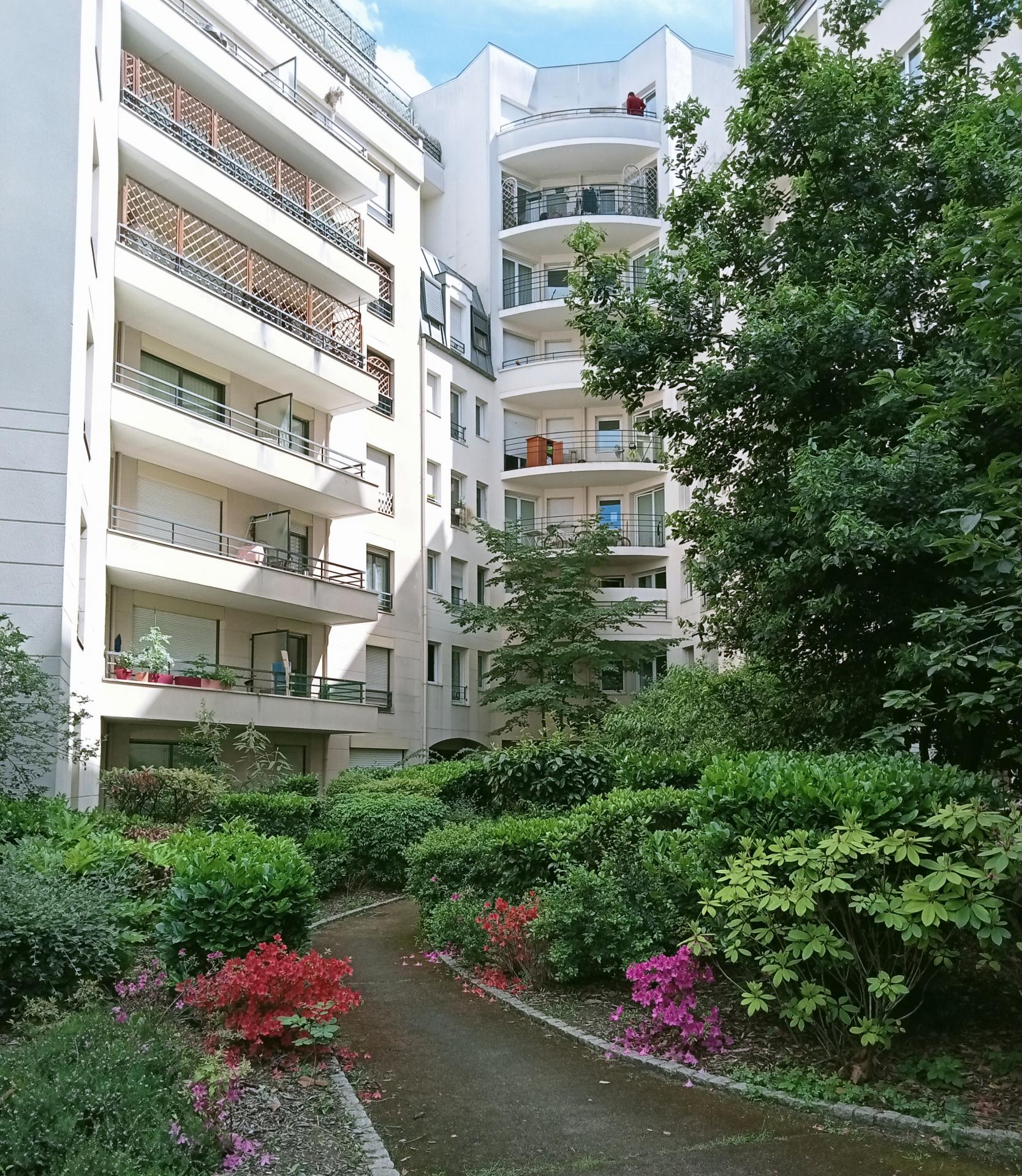 Issy les Moulineaux - Rare ! Rdc avec balcons sur jardin arboré
