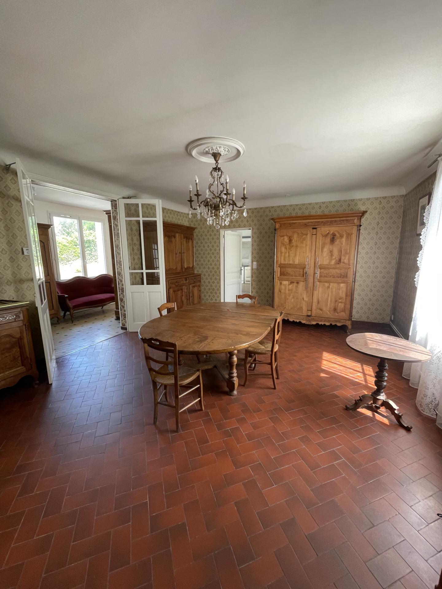 Maison avec grand jardin et dépendances à ROCHEFORT - possibilité de construire un local professionnel (artisanal, médical, commercial)