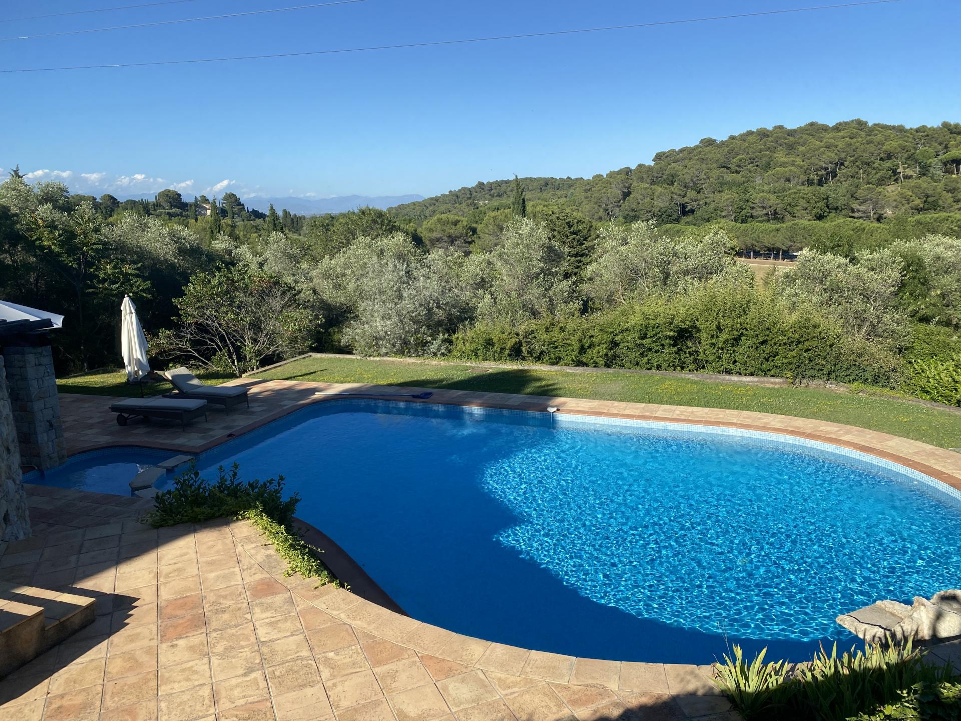 MOUGINS PROPRIETE