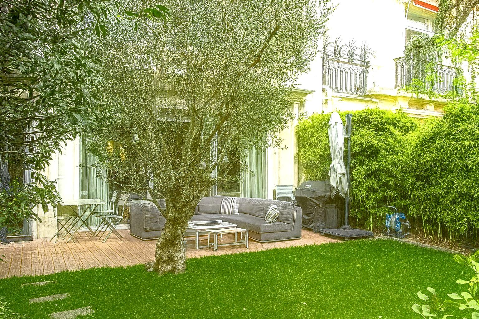 A VENDRE NEUILLY SUR SEINE -REZ DE JARDIN BARRES
