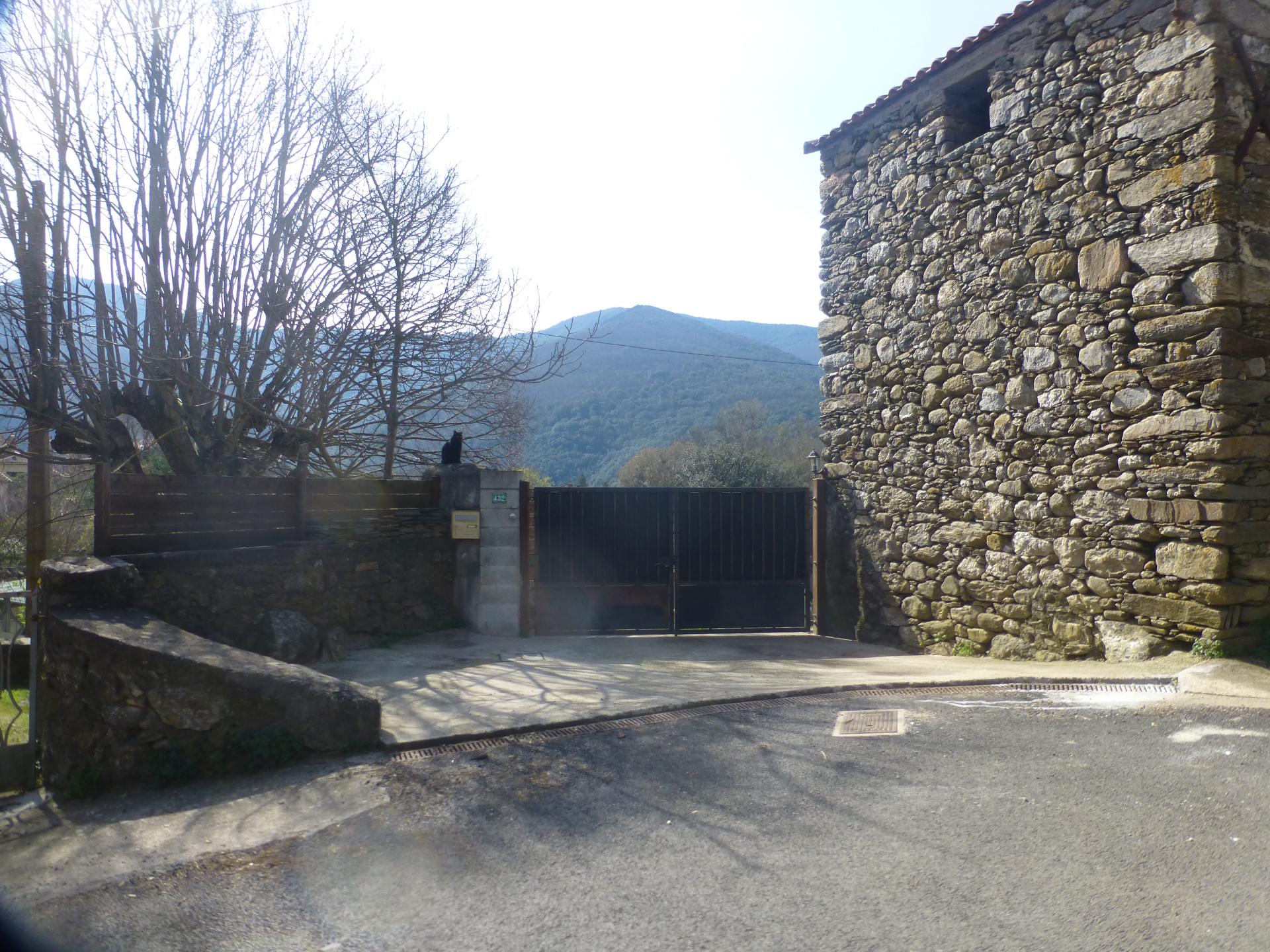 VILLA AVEC DEPENDANCE ET CAVE A COLOMBIERES-SUR-ORB (34390)