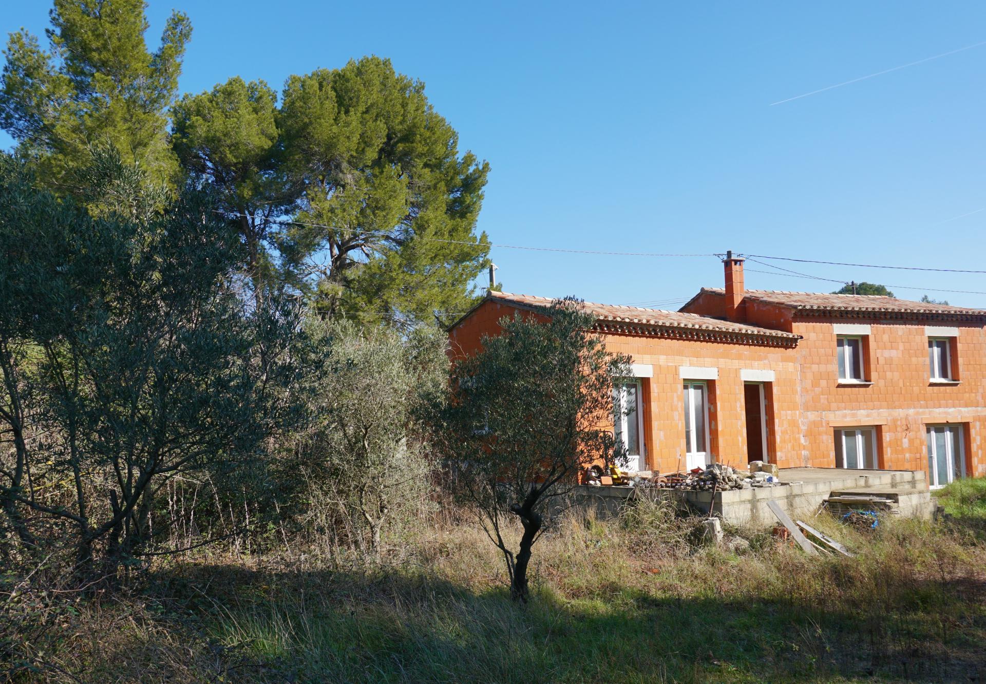 Affaire Exceptionnelle à réaliser Maison neuve de 170 m2 sur 2189 m2 de terrain sur les Haut de Beaucaire. Situation époustouflante avec un décor rare mélange d’oliviers falaise.