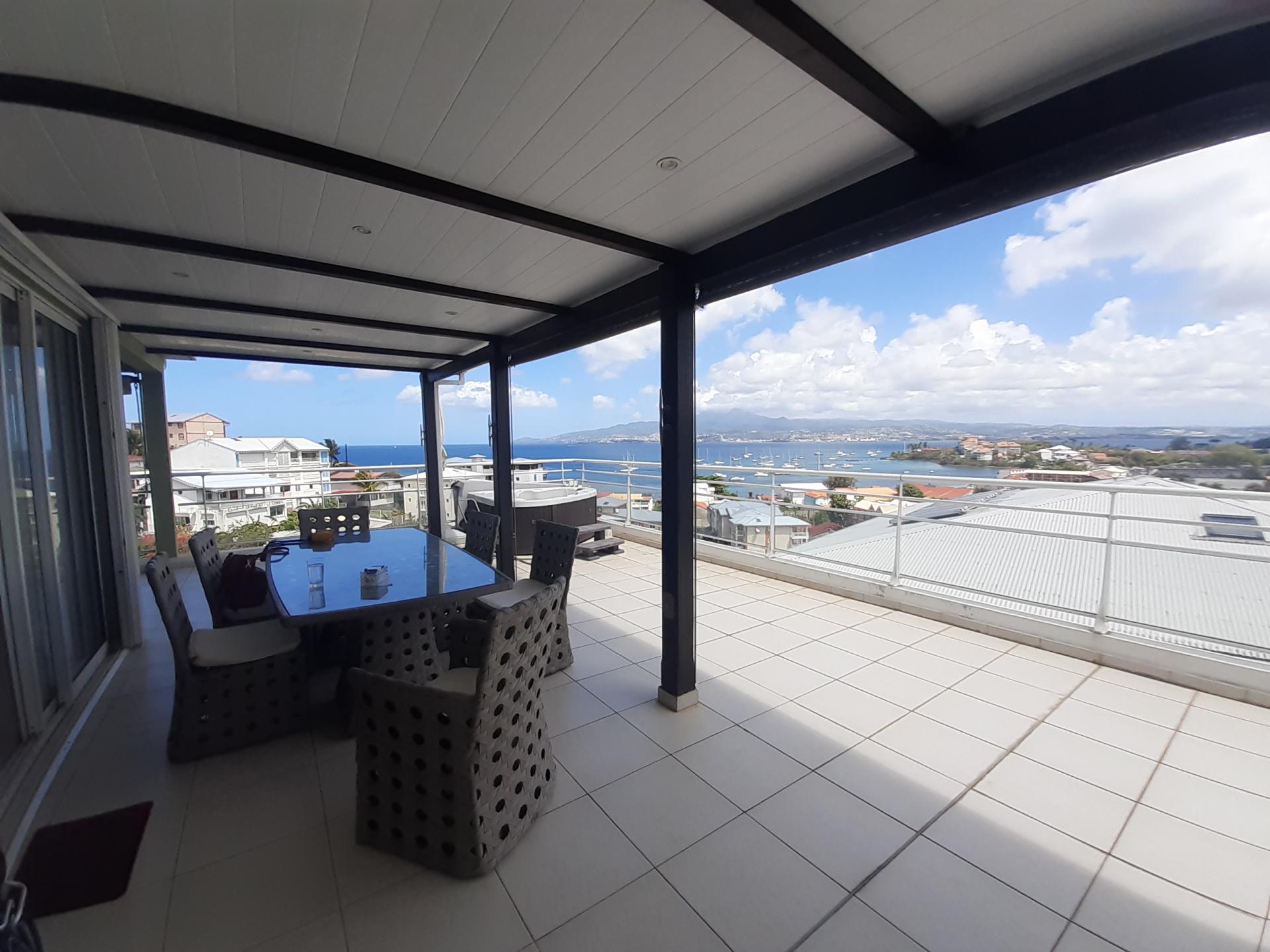 VENTE SUPERBE APPARTEMENT T3 AVEC VUE MER AU DERNIER ETAGE AUX TROIS ILETS (MARTINIQUE)