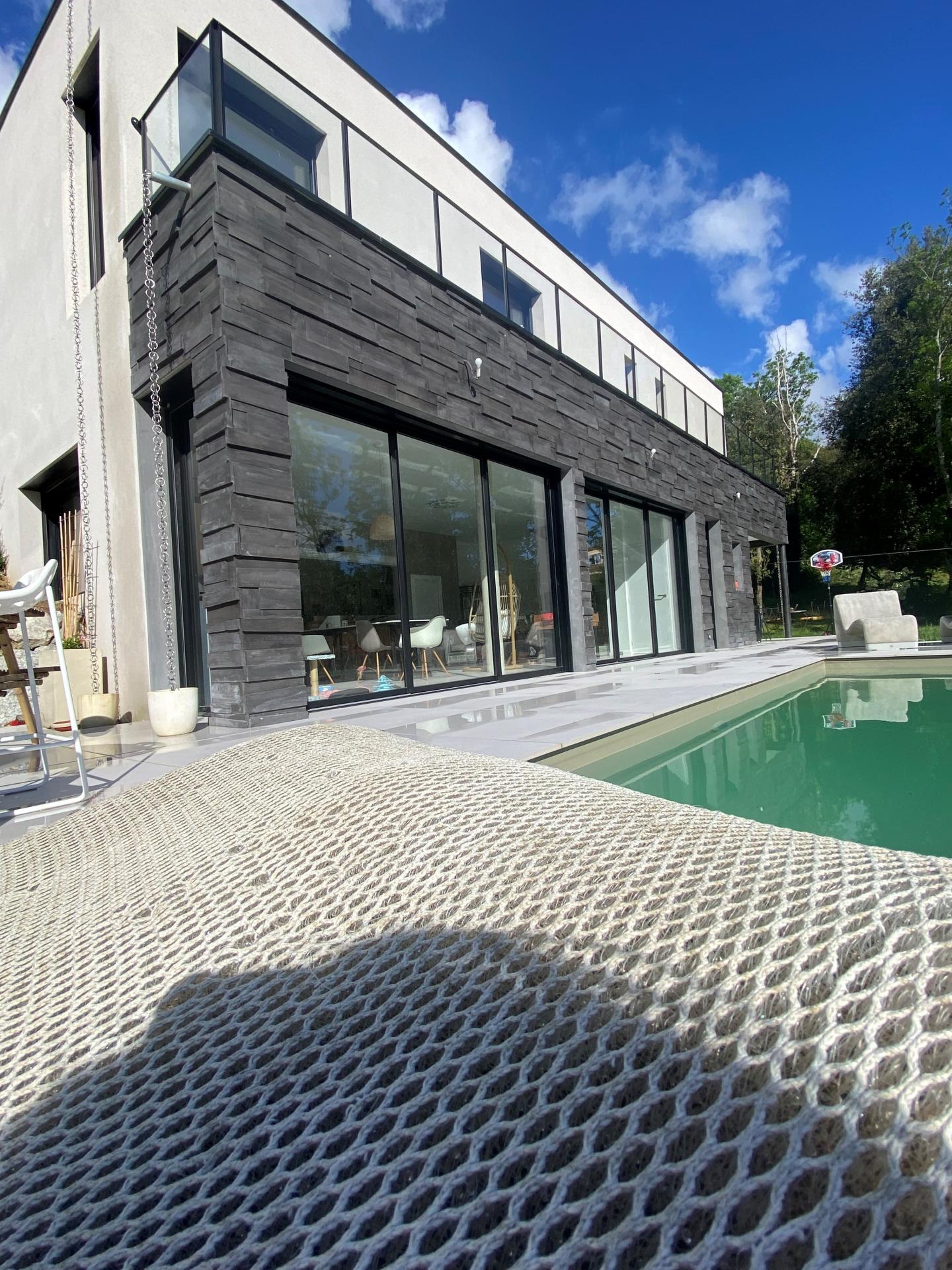 Villa d’exception contemporaine en pleine nature baignée de lumière avec piscine et jardin paysagé à Saint Péray proche de Valence