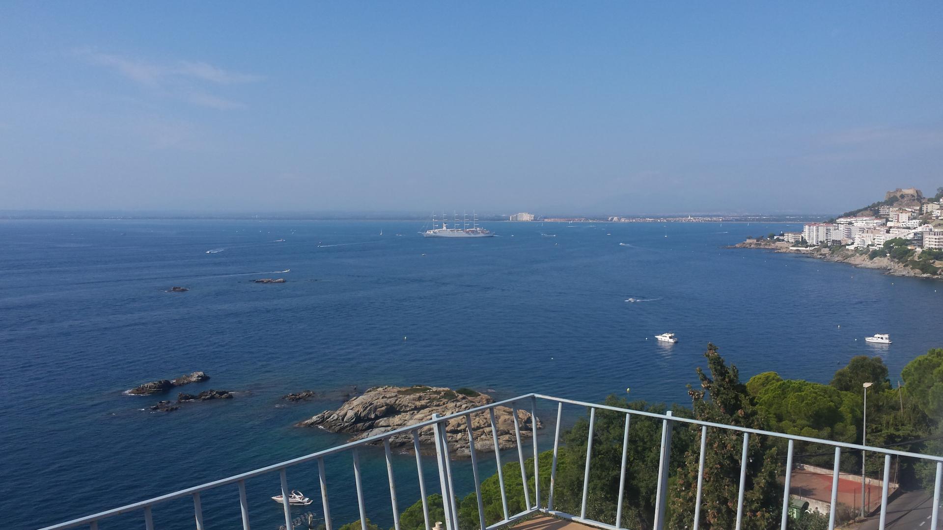 ESPAGNE - COSTA BRAVA - ROSAS- Villa exceptionnelle édifiée en 1965 sur la rive Nord de la baie de ROSAS, vue plein SUD et Ouest sur un terrain de 1675 m² arboré, d'une surface totale au sol de 259,47 m² avec possibilité d'extension