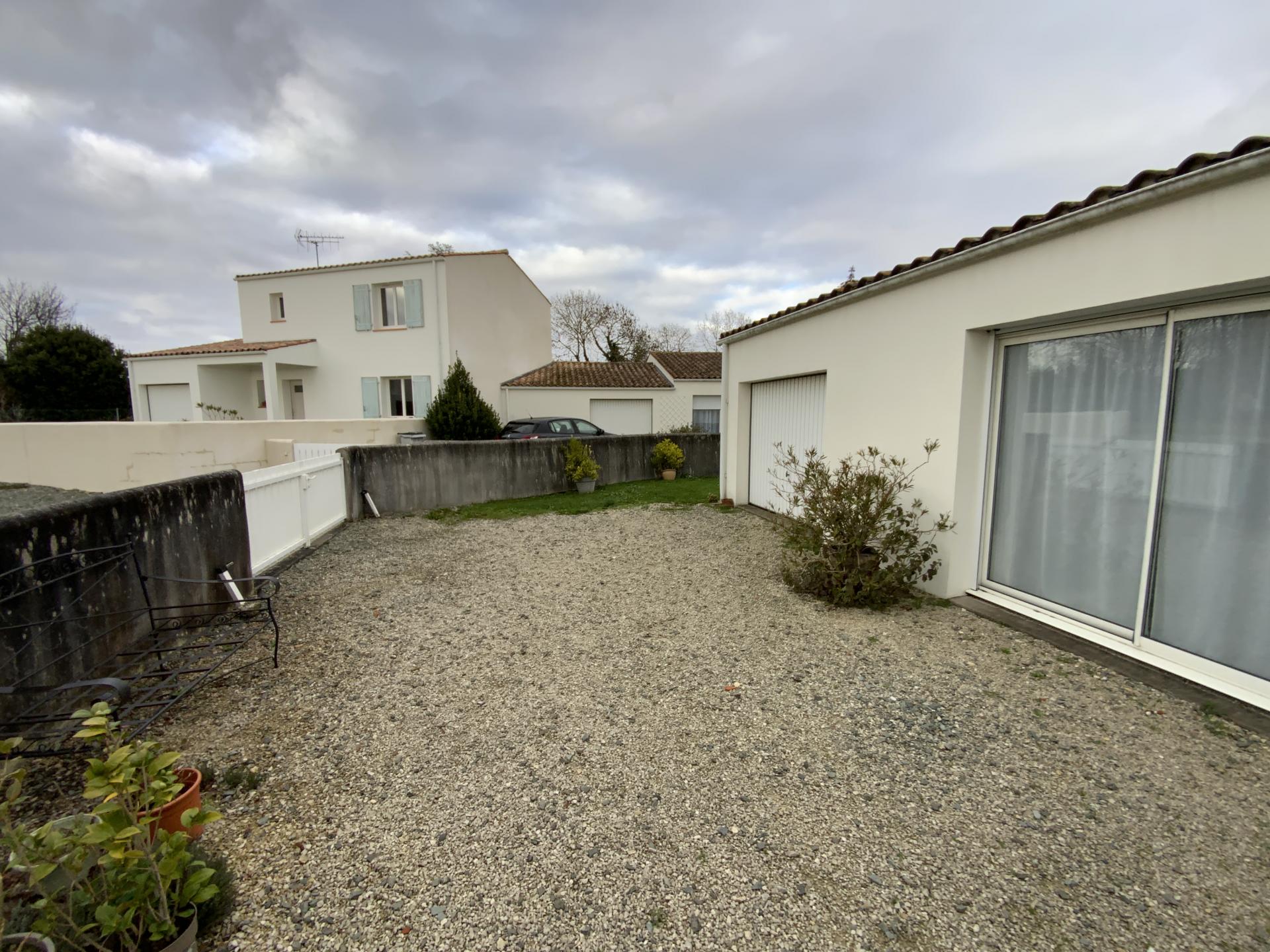 SURGERES (17700) ensemble de 3 maisons locatives de type 4 avec garage et jardin