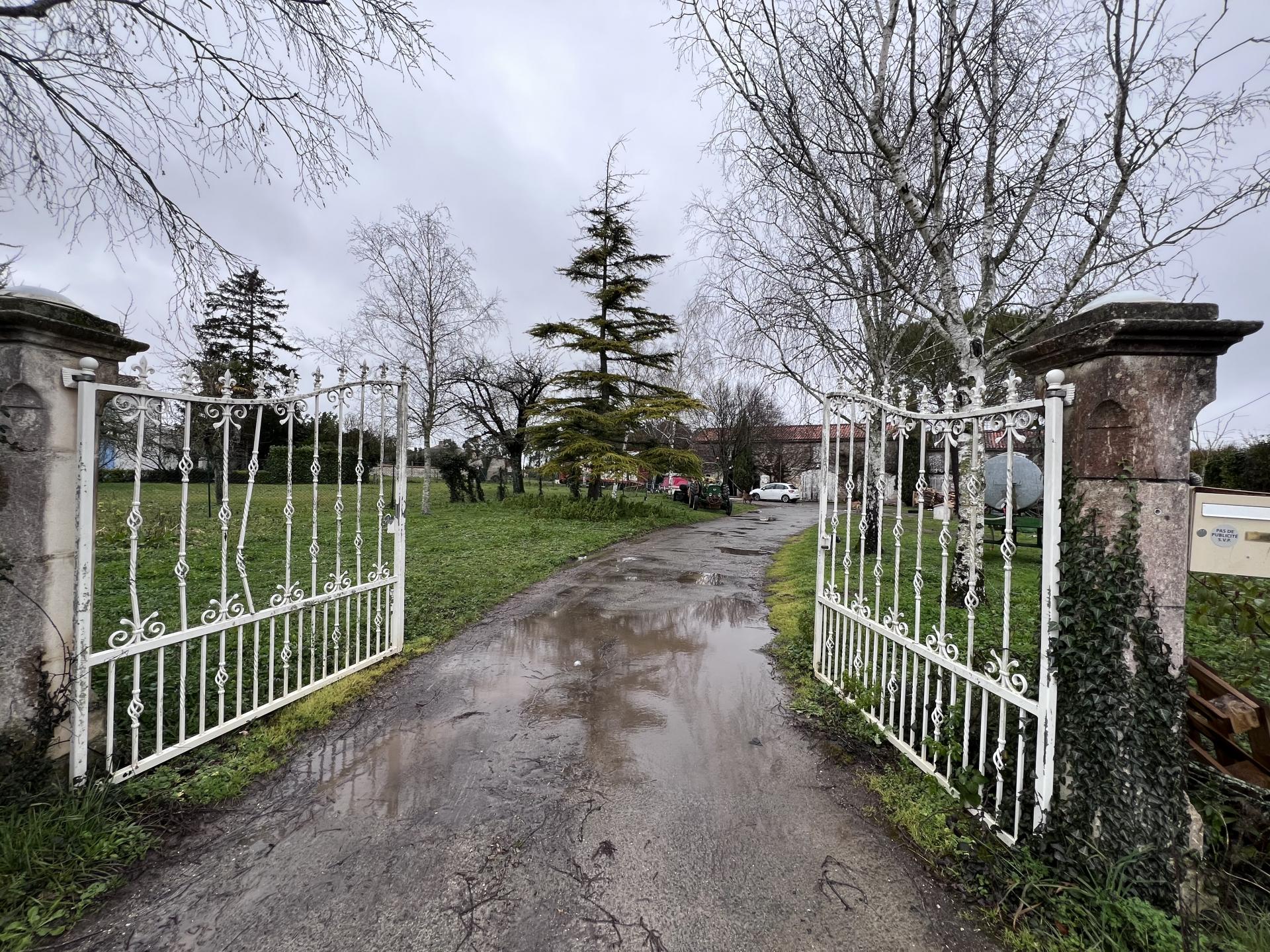 propriété ancienne en Charente-Maritime et terrain en zone constructible