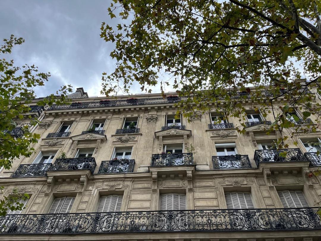 Plateau d’exception à rénover entièrement d’environ 180 m² au sol avec commercialité Place de la République – Paris