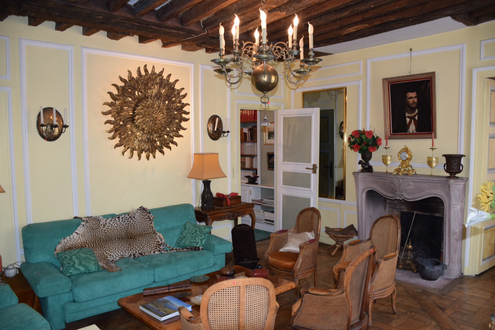APPARTEMENT DE 7 PIECES RUE DES ARCHIVES DANS IMMEUBLE XVIIIe SIECLE