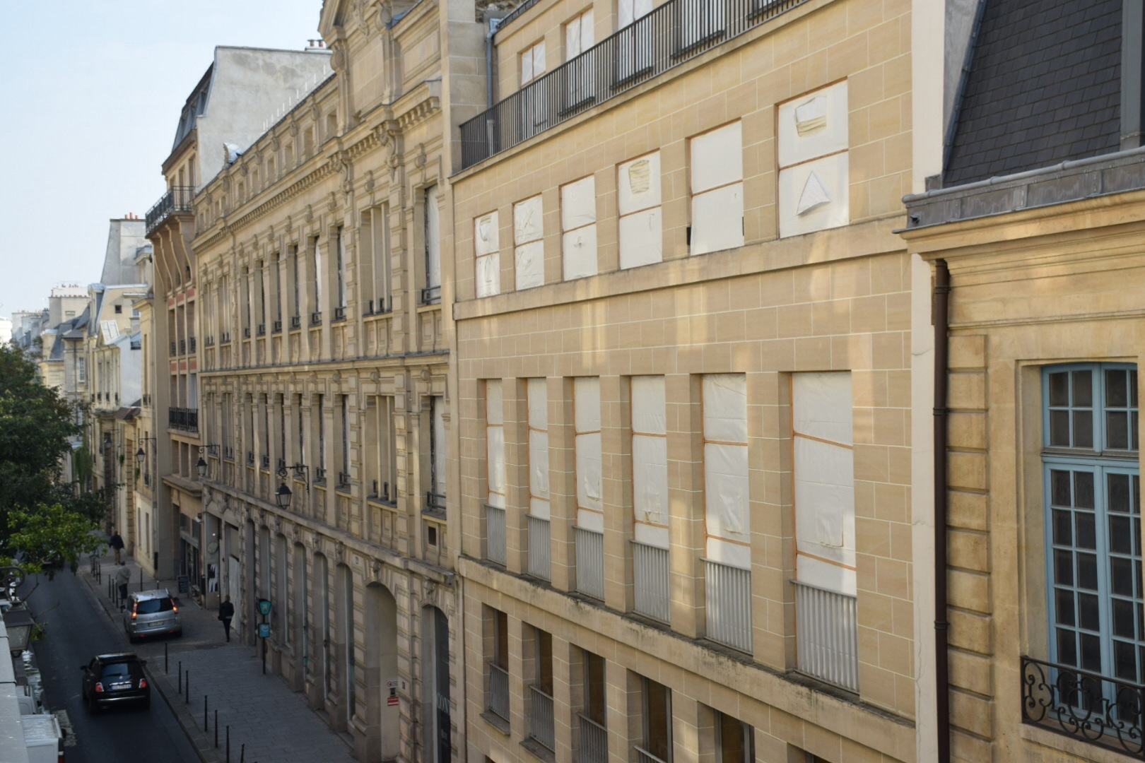 CHAMBRES DE SERVICES RUE DES ARCHIVES DANS IMMEUBLE XVIIIe SIECLE – 75003 PARIS