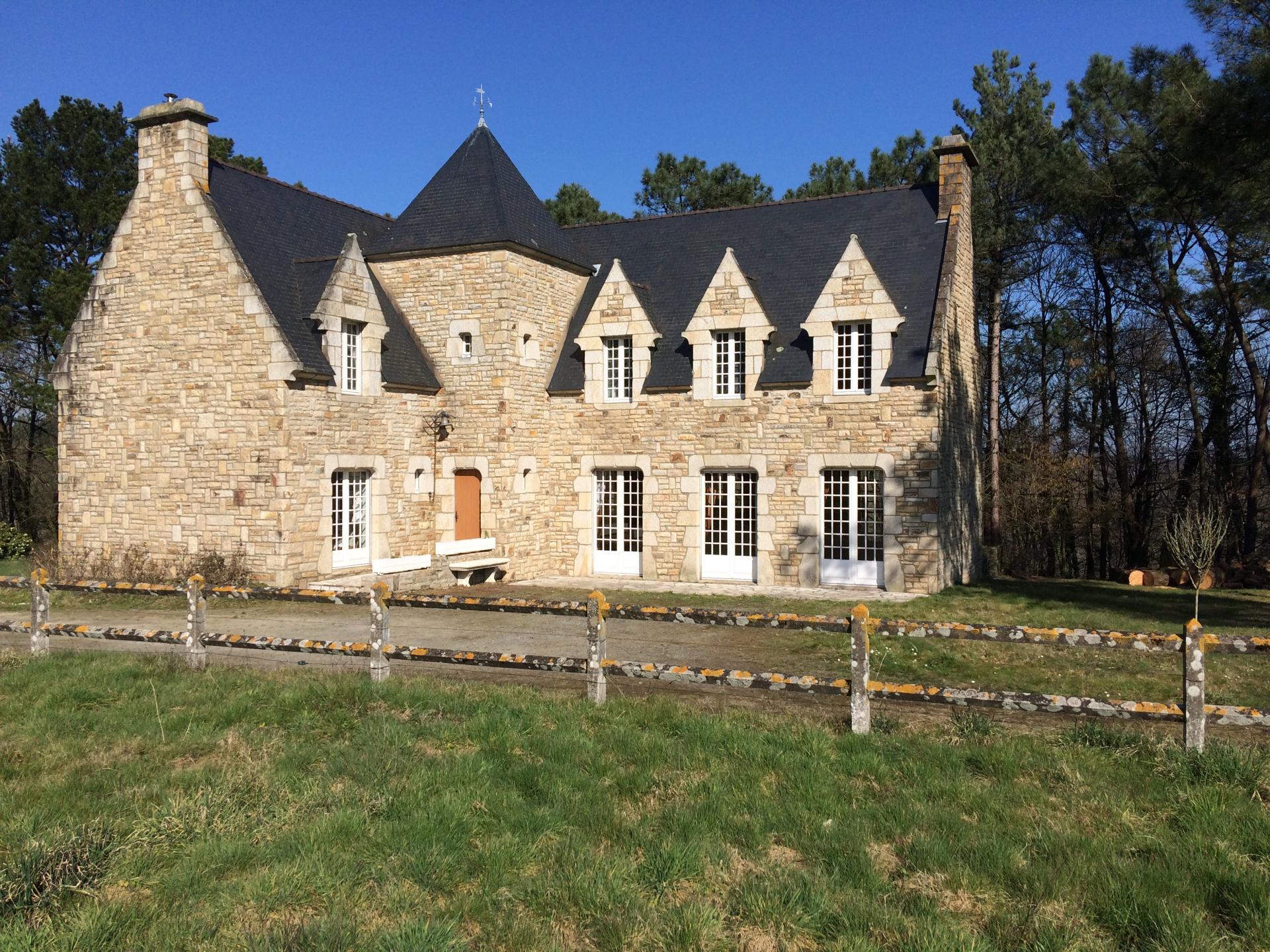 Superbe propriété arborée d'une superficie de 4 Hectares et 8 Ares clôturée, situé à 20 minutes de Vannes et 20 minutes des plages.