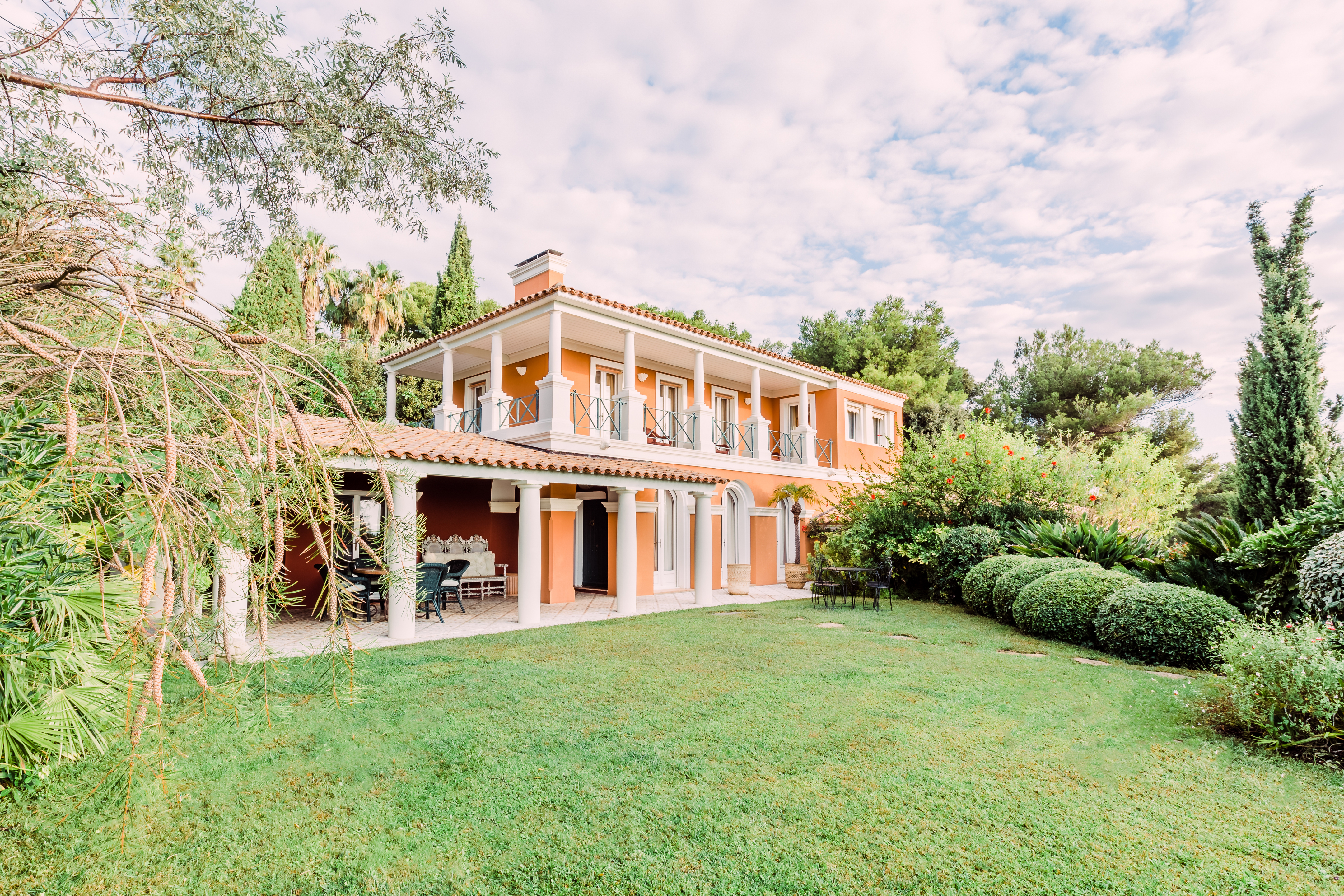 Villa de prestige au charme exceptionnel offrant une vue panoramique sur la mer.