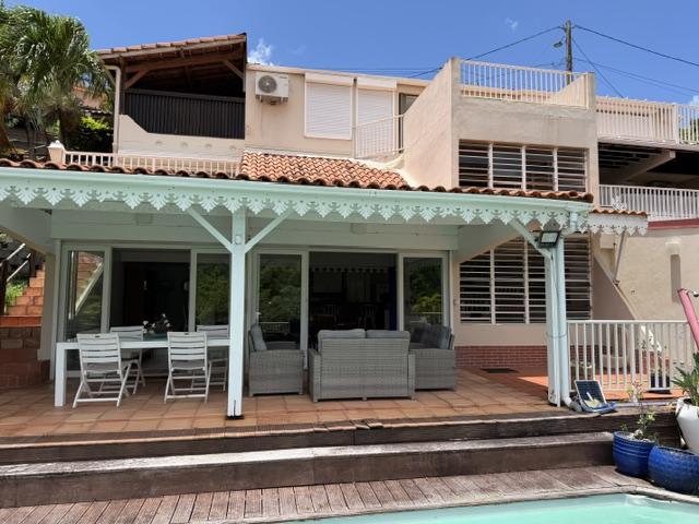 Villa 310 m² divisée en deux appartements Piscine et vue dégagée — Terrain de 1 076 m²
