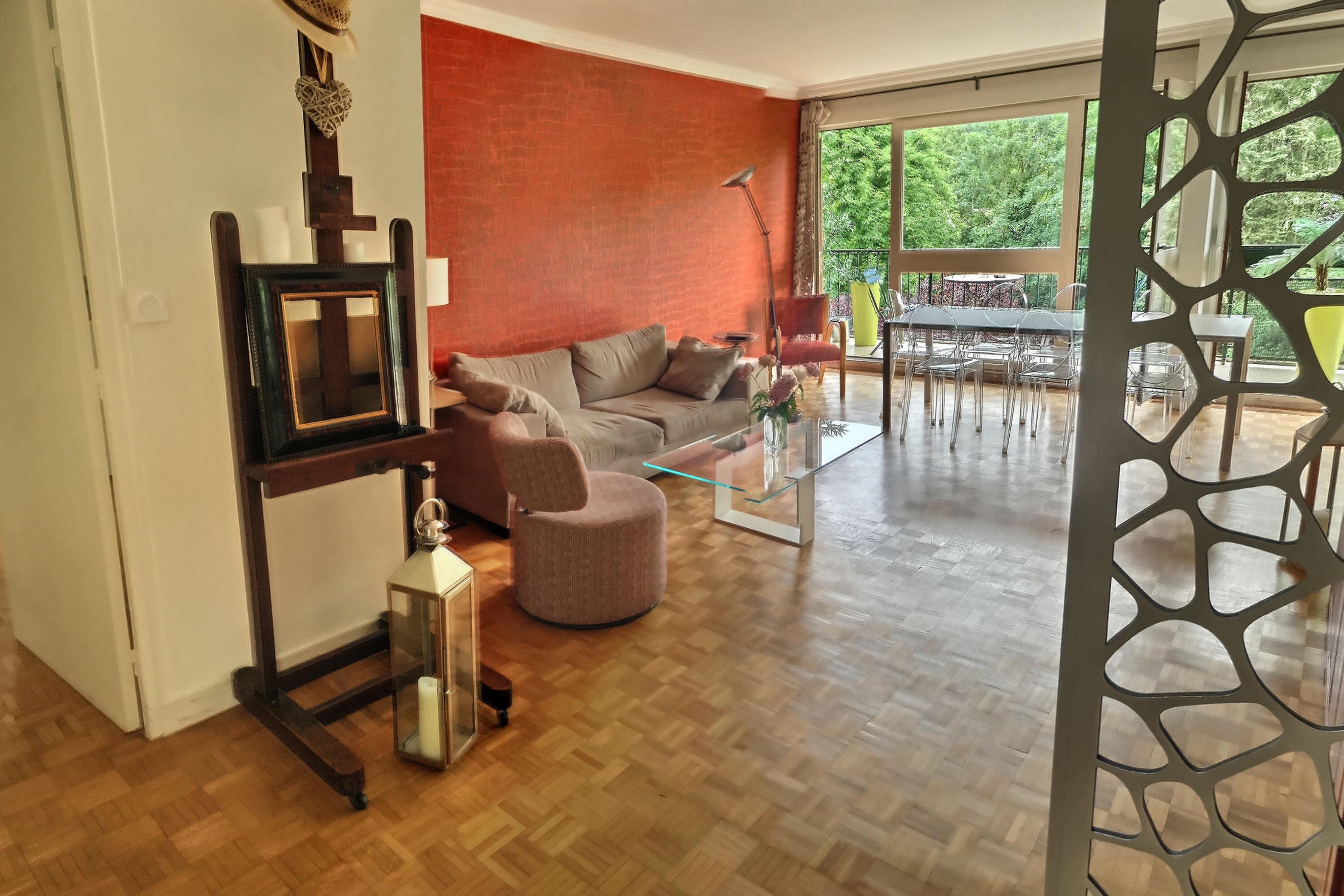 BELLE VUE DEGAGEE SUR VERDURE pour ce 5 pièces 3 chambres avec BALCON. Résidence arborée avec piscine