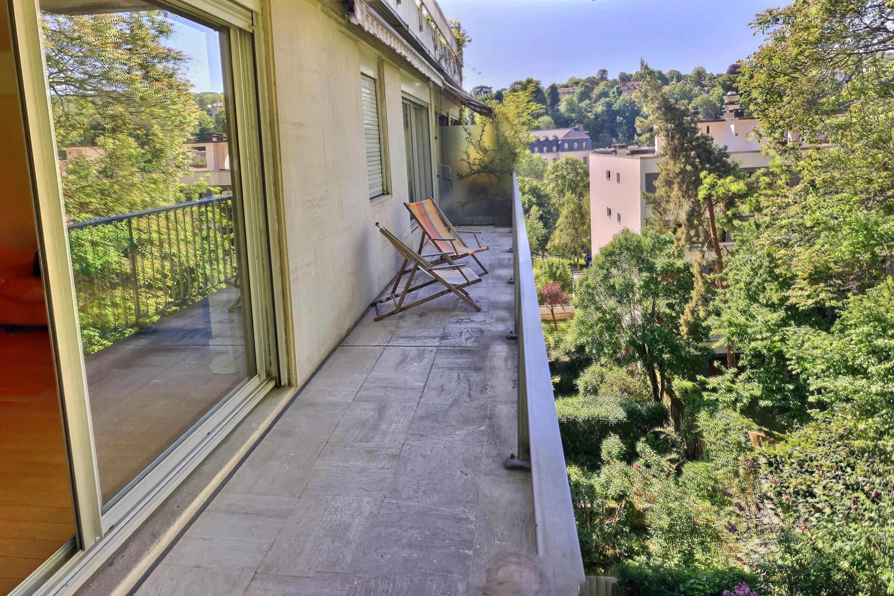 SEVRES à deux pas du CENTRE VILLE . DANS UN HAVRE DE VERDURE. 2 PIECES 46M2 ETAGE ELEVE AVEC BALCON TERRASSE.