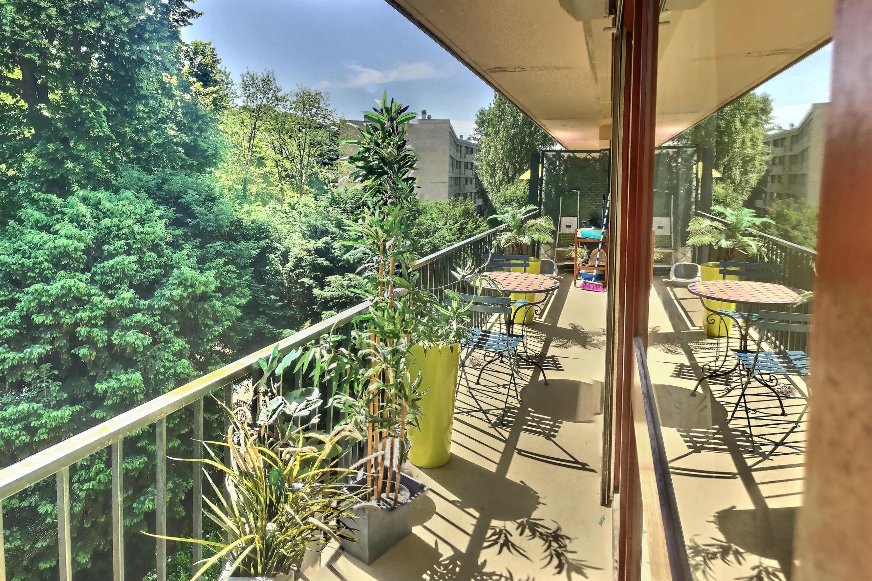 Un petit PLONGEON dans la PISCINE après une journée de travail ! What Else ... Appartement 5 pièces 3 chambres 92m2 BALCON VUE DEGAGEE VERDURE