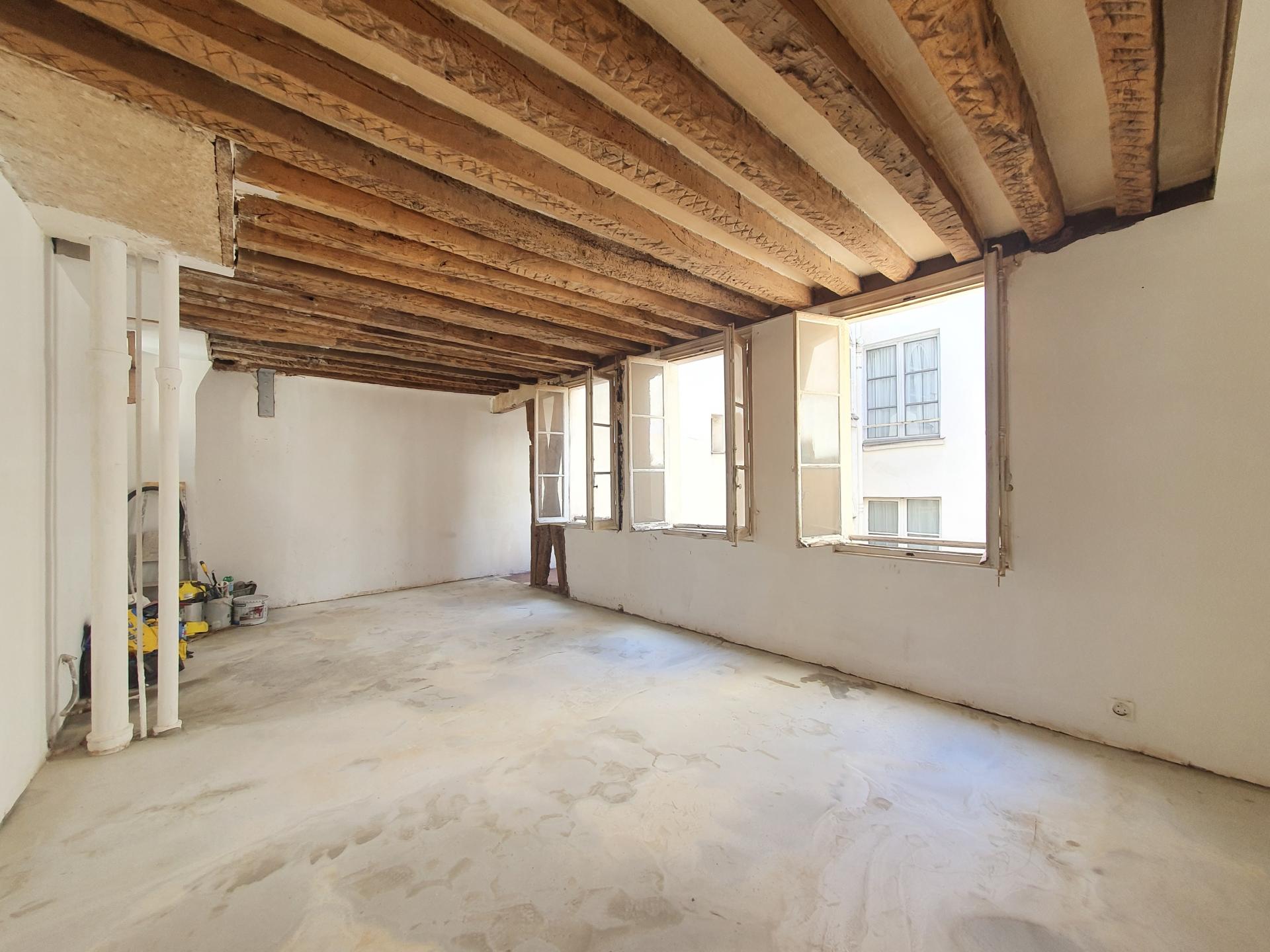 APPARTEMENT À PARIS (4ÈME)