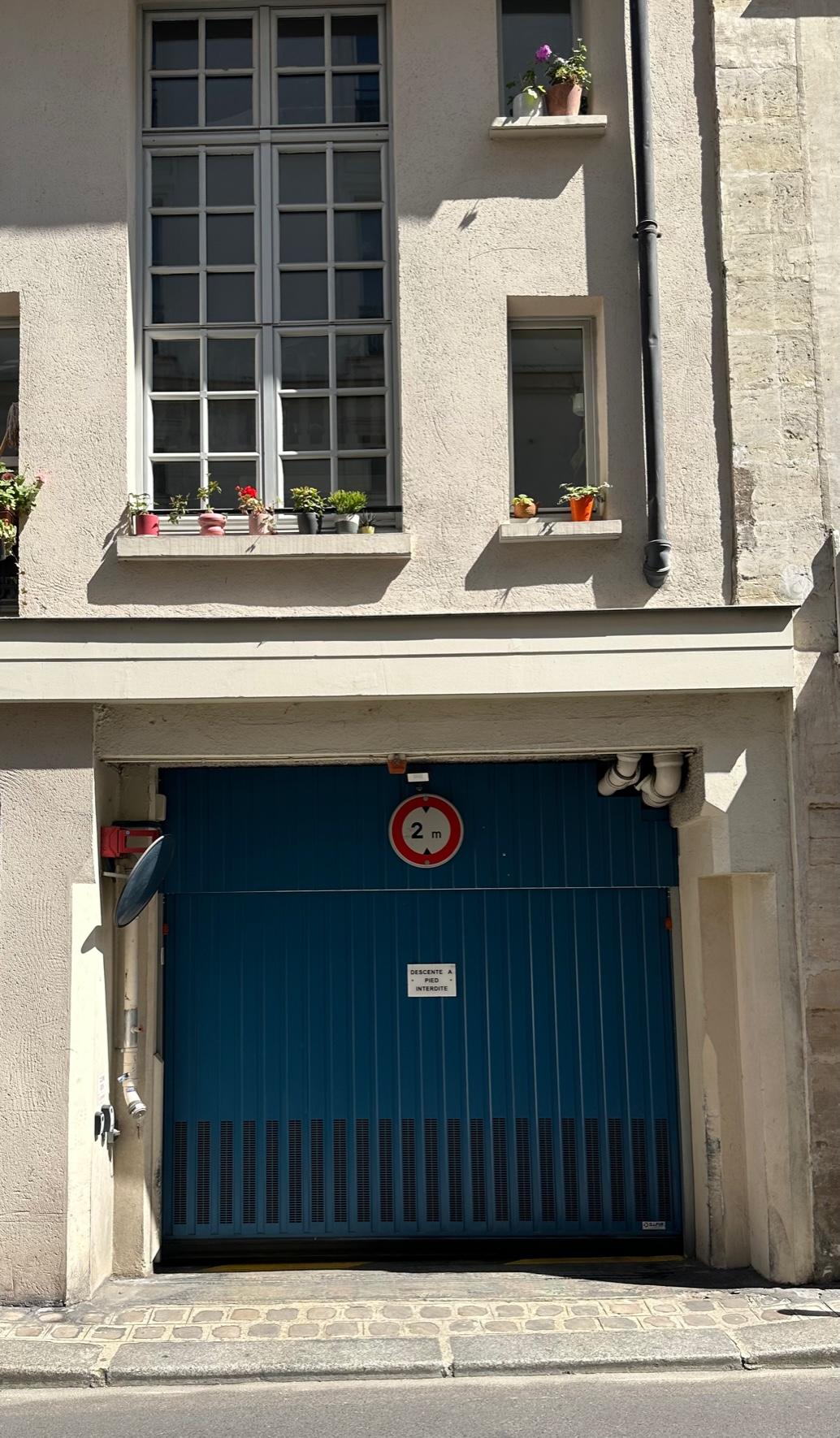 Paris 75004 à vendre 2 places de parking dans un immeuble sécurisé. Possibilité d’installer une borne de recharge électrique - 45000€ par place