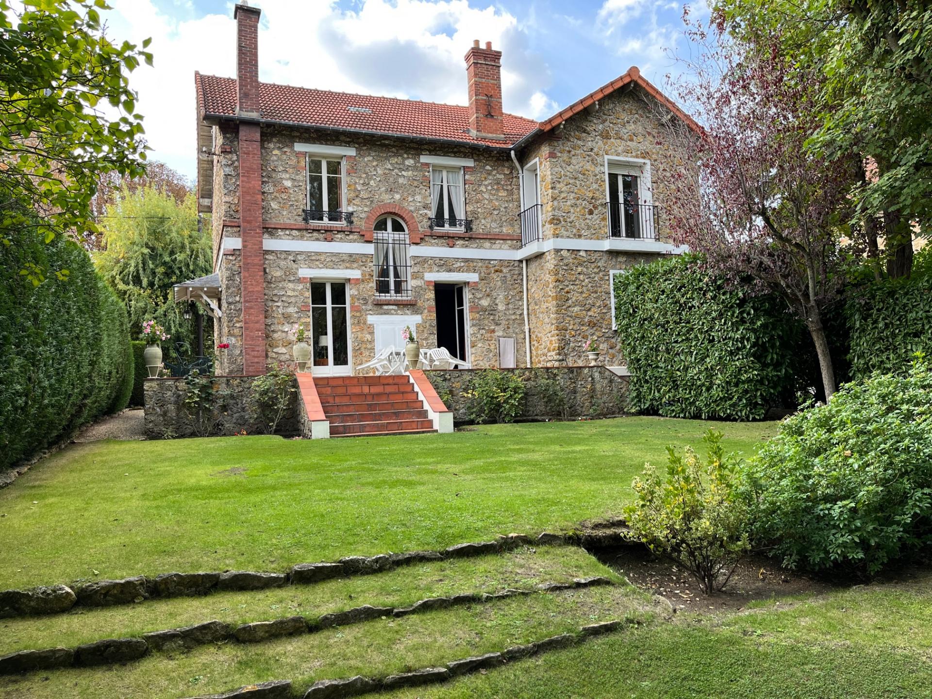 GARCHES Maison ancienne avec grand jardin, située à proximité immédiate du centre-ville et des écoles