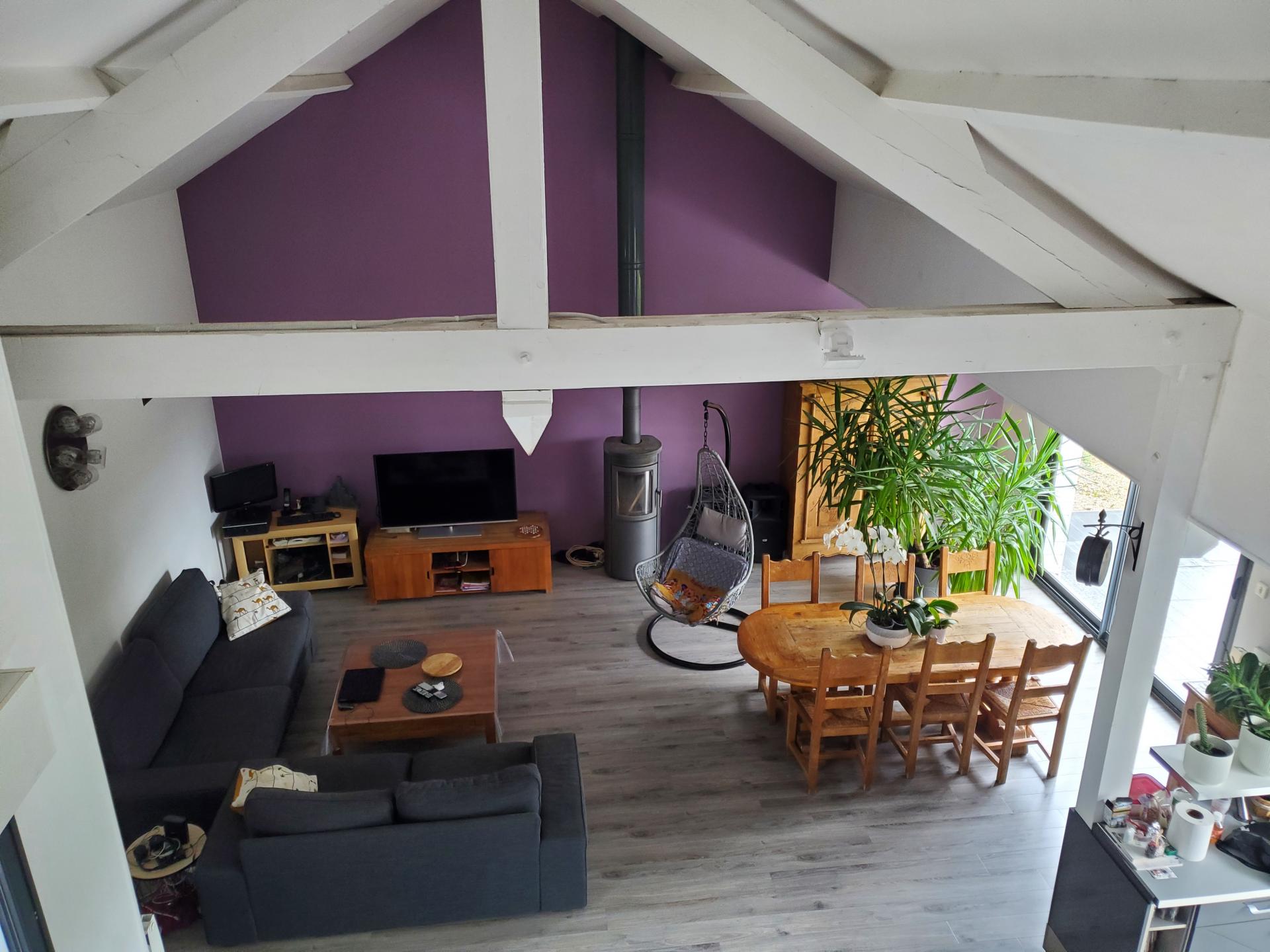 En Normandie, dans un petit hameau à 30 minutes de Rouen, maison d'architecte ossature bois  avec vaste pièce à vivre donnant sur beau jardin arboré garage 