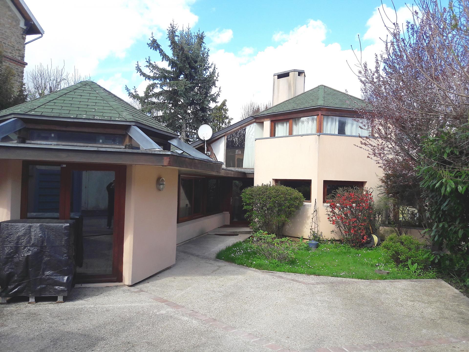 A VENDRE MAISON D’ARCHITECTE DANS L’EST PARISIEN 