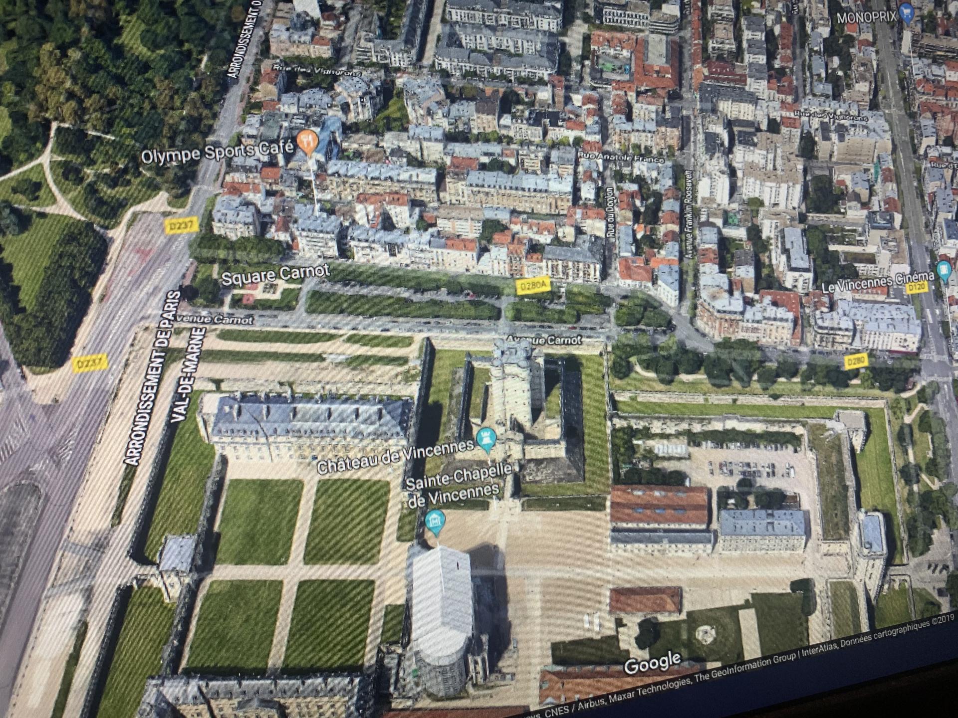 APPARTEMENT CARRE MAGIQUE VINCENNES VUE SUR LE CHATEAU