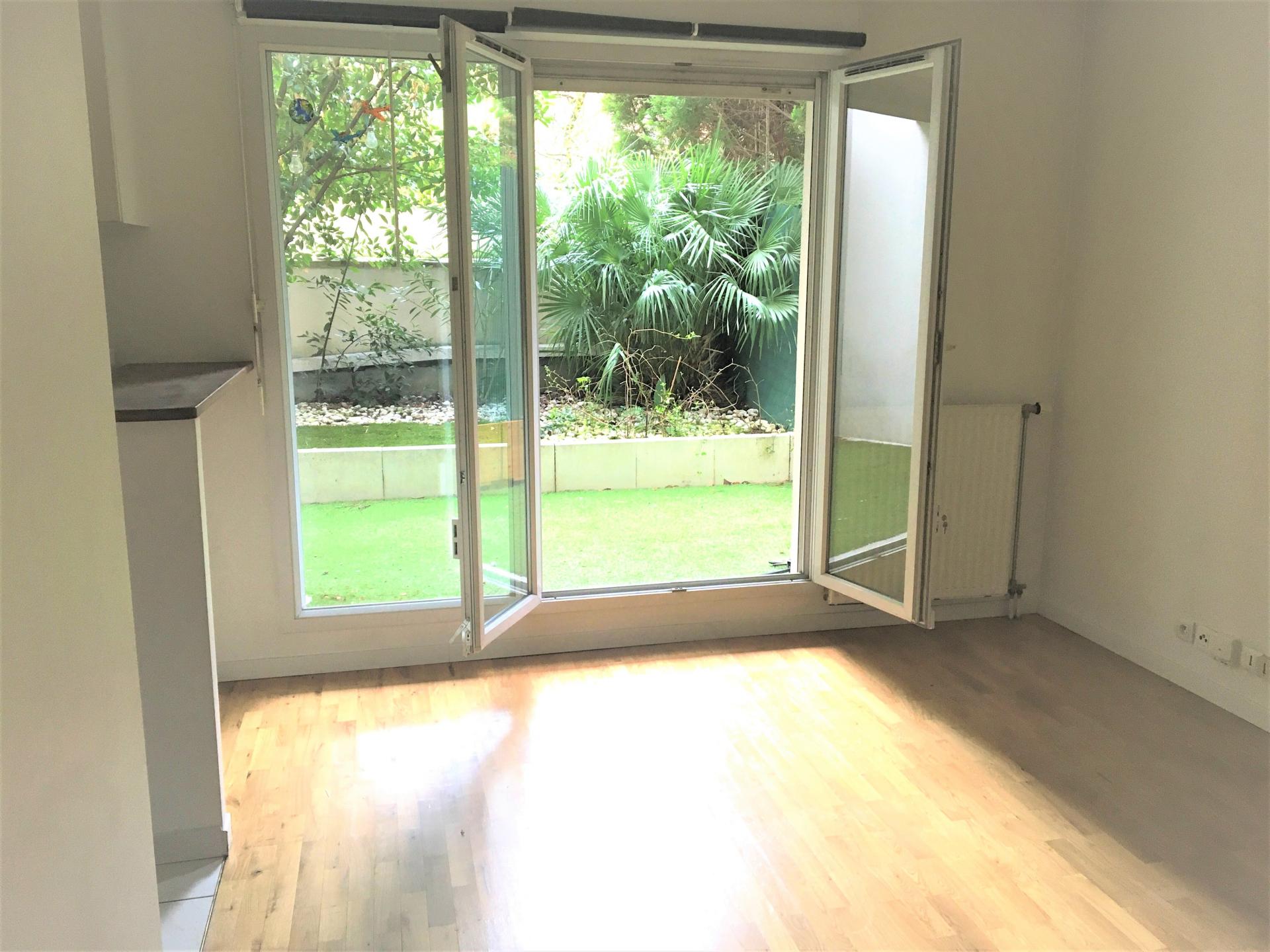 Courbevoie-Grand studio 26m² avec Jardin et Terrasse privatifs 40m²