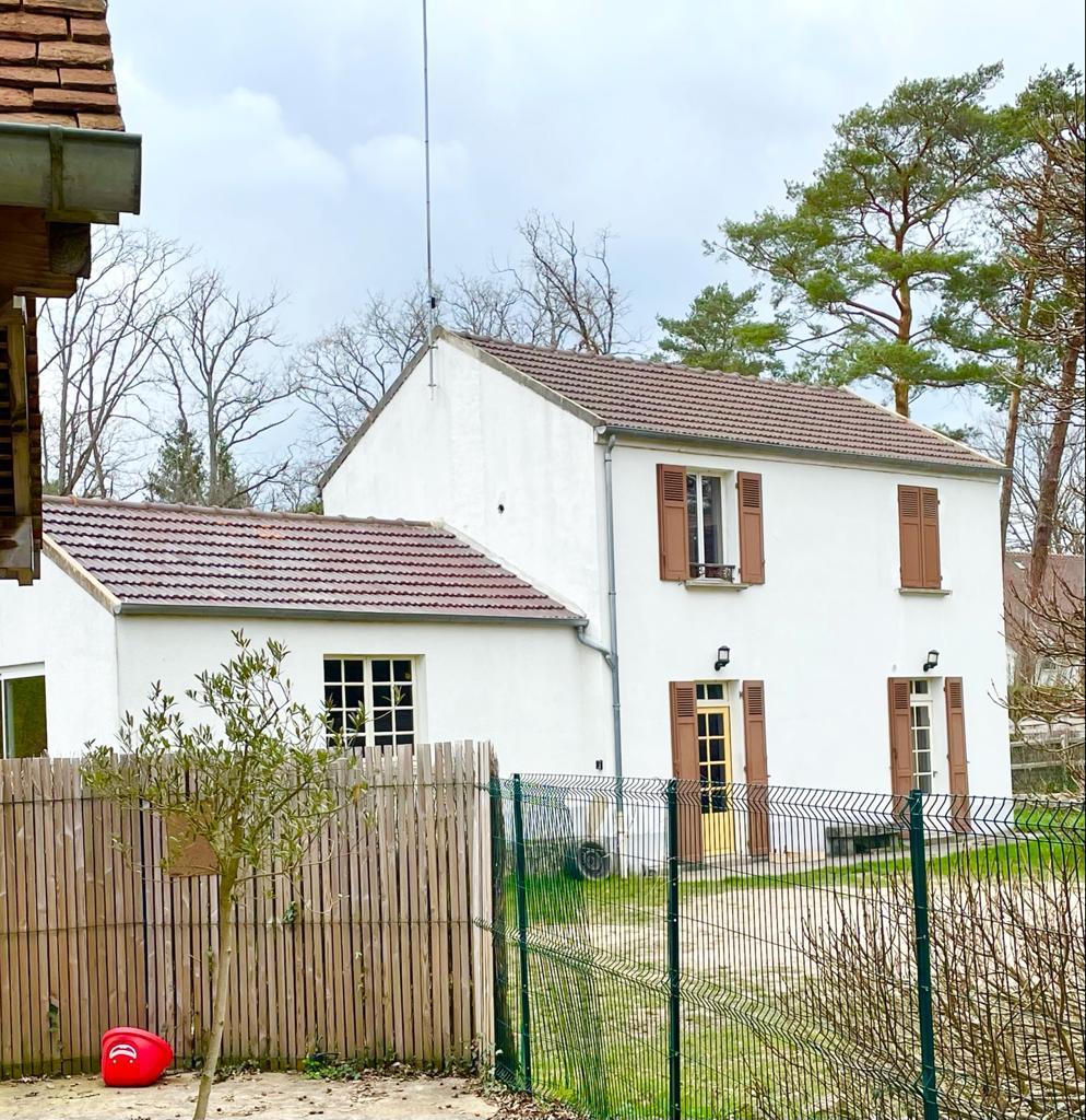 Dans un cadre verdoyant en bordure de Forêt de Fontainebleau deux Gîtes de 788 m2 et 1621 m2 et un fonds de commerce de pizzeria