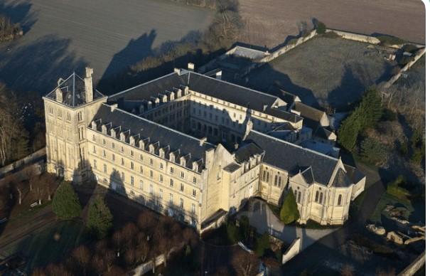 SOMPTUEUX CHATEAU HISTORIQUE EN NORMANDIE PROXIMITE de la plage du débarquement possibilité transformation en appartements, hôtel de luxe, centre de loisirs, maison séniors, prix 15 millions d’euros + 5% HT honoraires