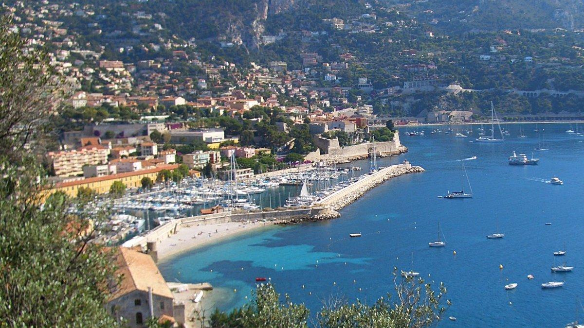 Portefeuille d'hôtels sur la Cote d'Azur et littoral varois potentiel de transformation en appartements